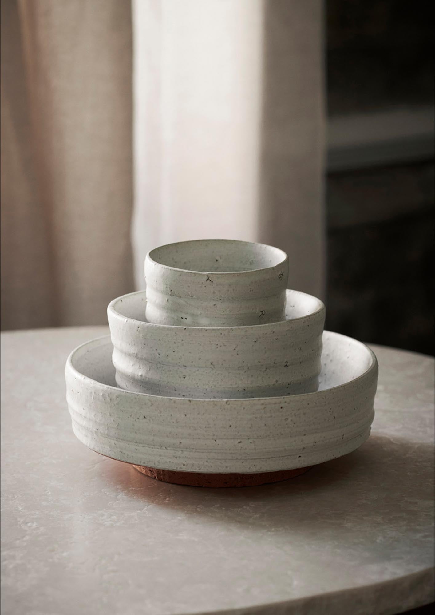 Die charmante Serena Schüssel Ø12.5 von Ferm Living vereint Funktionalität und Kunst. Ideal für Snacks, Dips und als stilvolles Dekor.