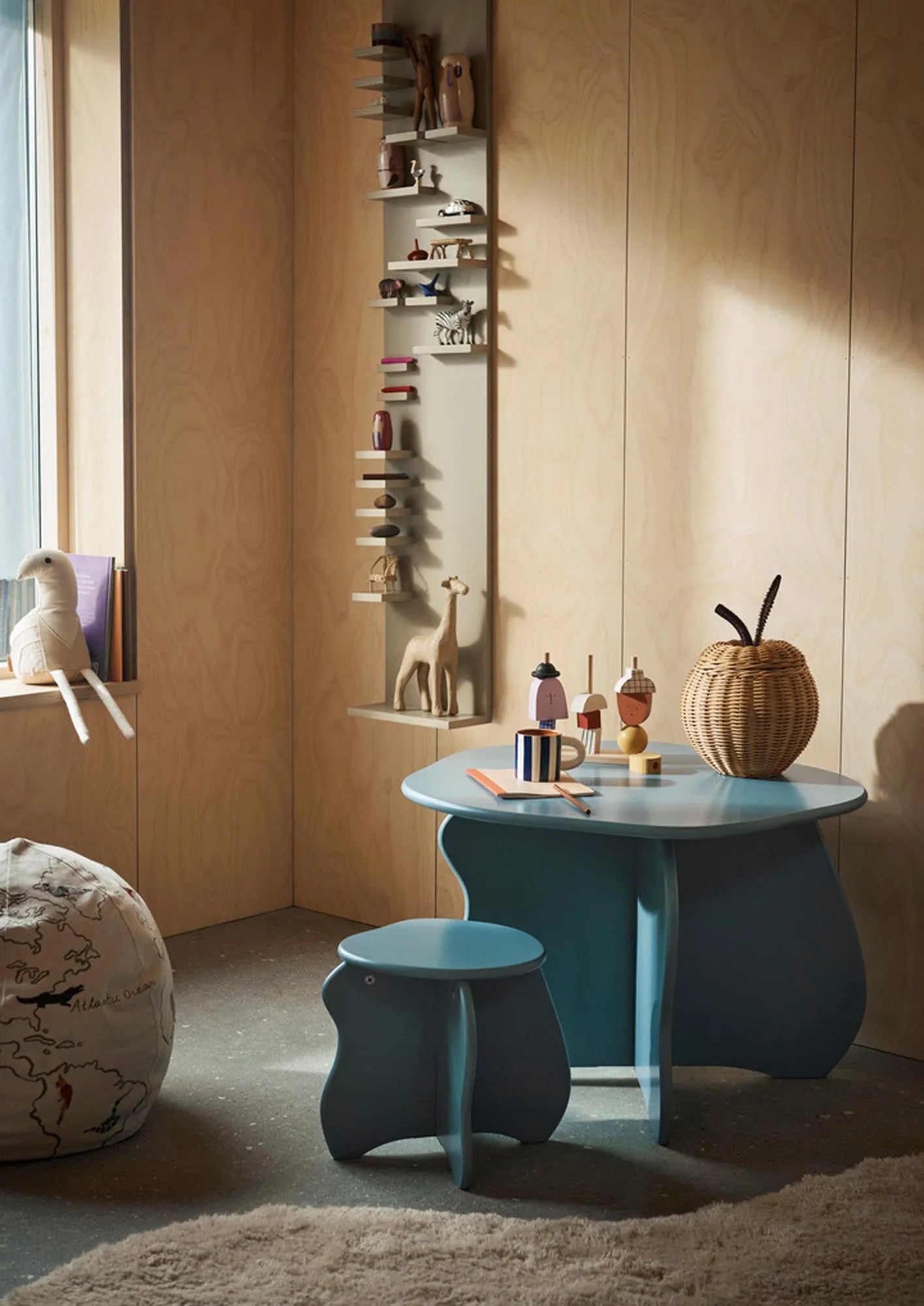 Slope Tisch von Ferm Living: Zeitloses Design trifft auf Funktionalität.