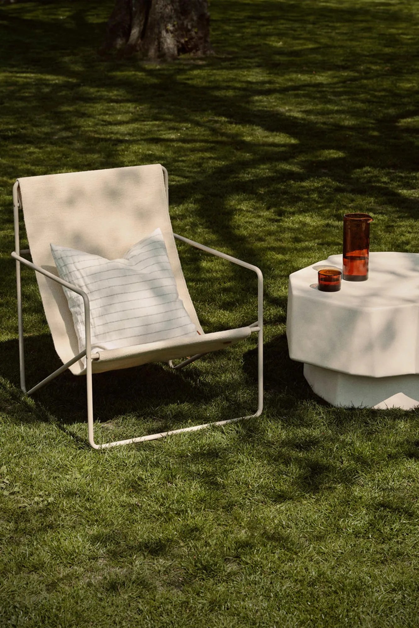 Moderner Staffa Couchtisch Ø84 aus Beton von Ferm Living.