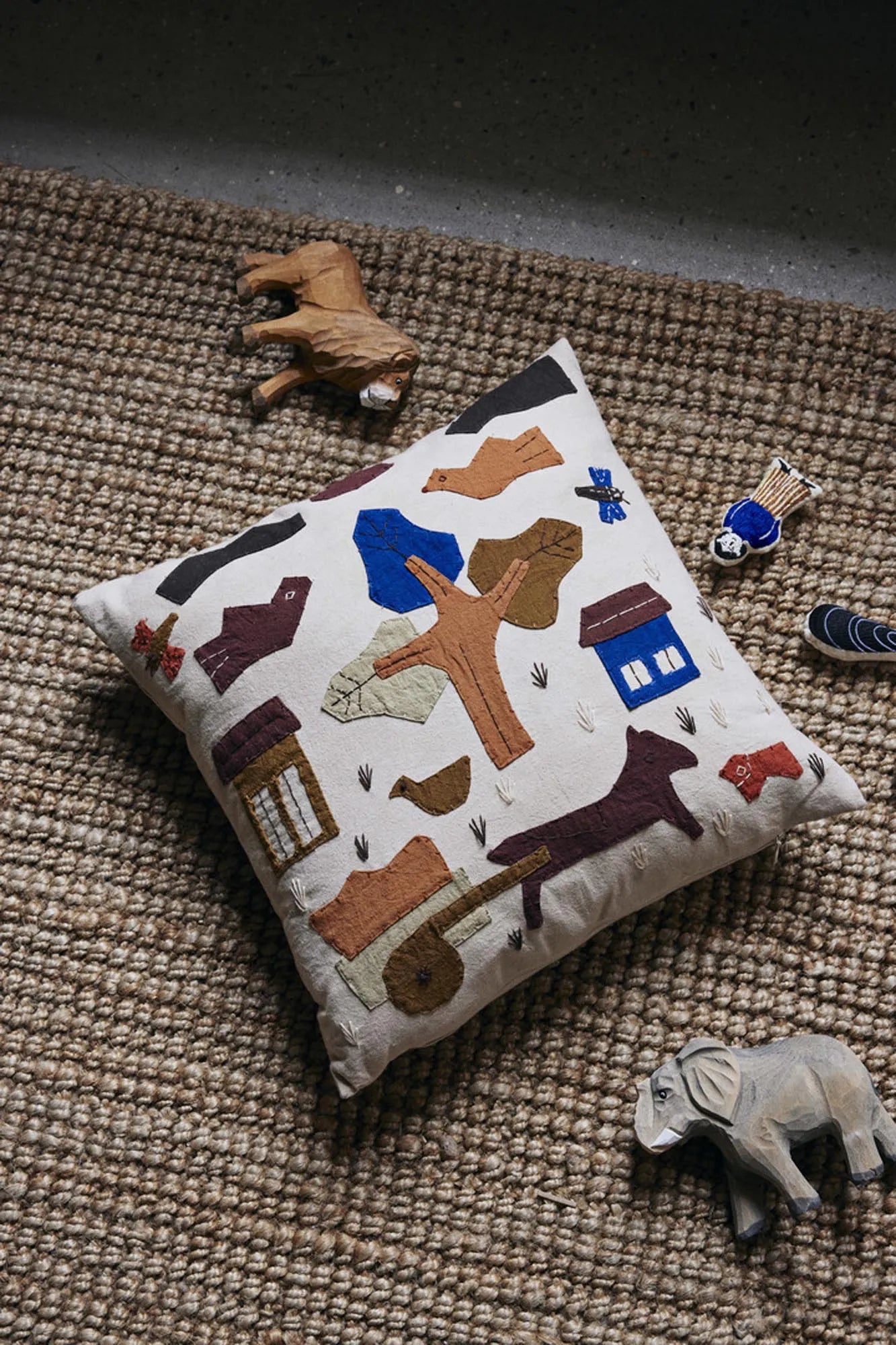 Stilvolles Village Kissen von Ferm Living: Nachhaltig und modern.