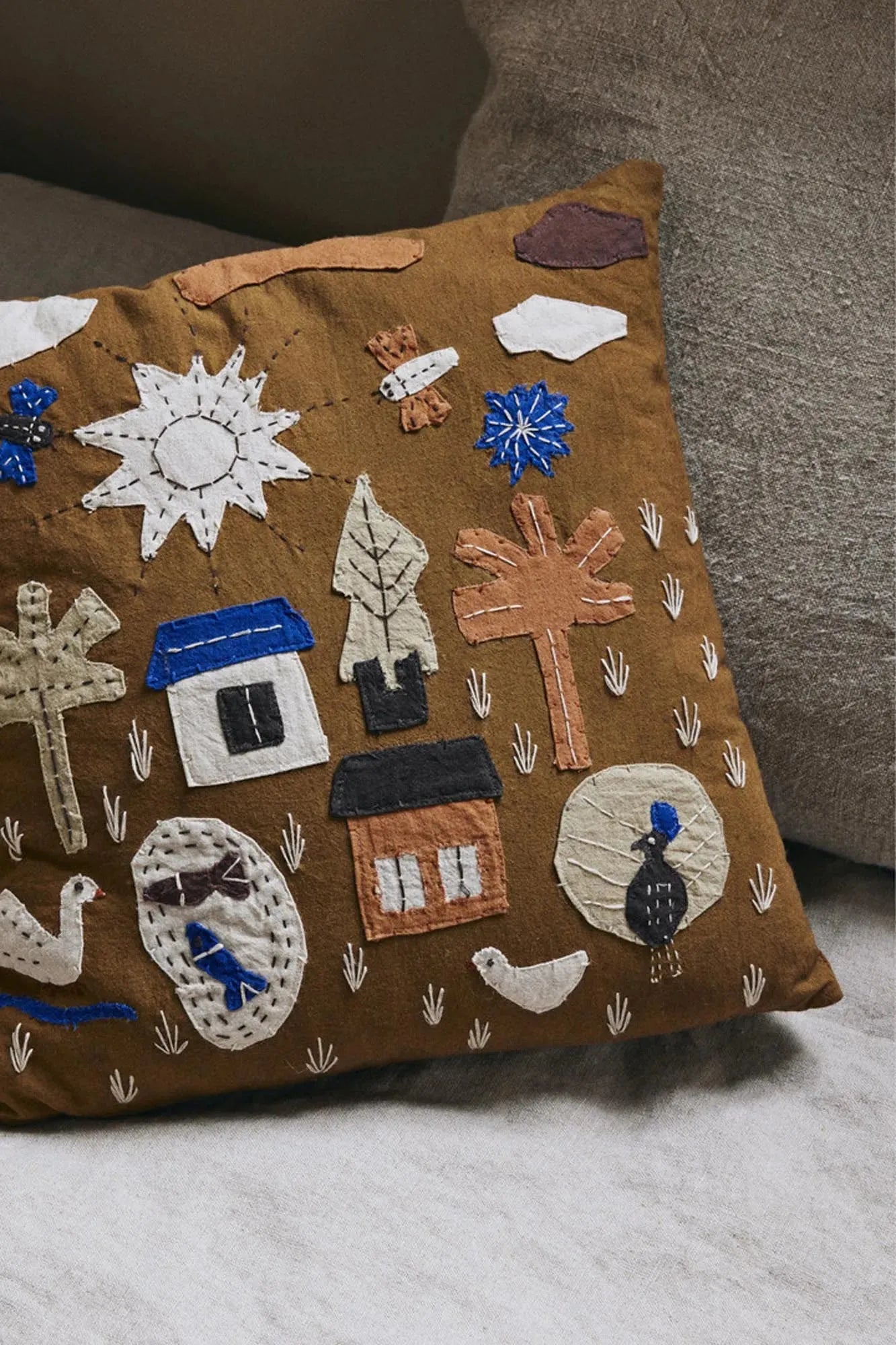 Village Kissen von Ferm Living: Skandinavisches Design trifft Komfort.
