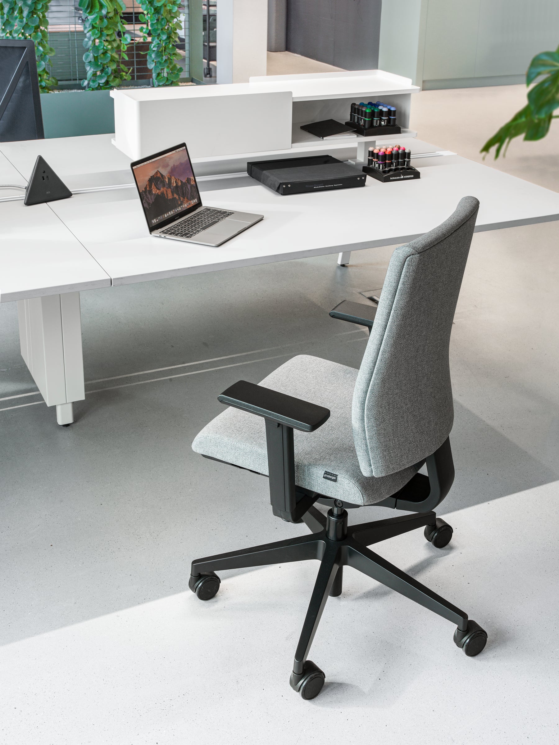 Kyra Flex in Grau/Schwarz präsentiert im Onlineshop von KAQTU Design AG. Bürostuhl mit Armlehne ist von Girsberger
