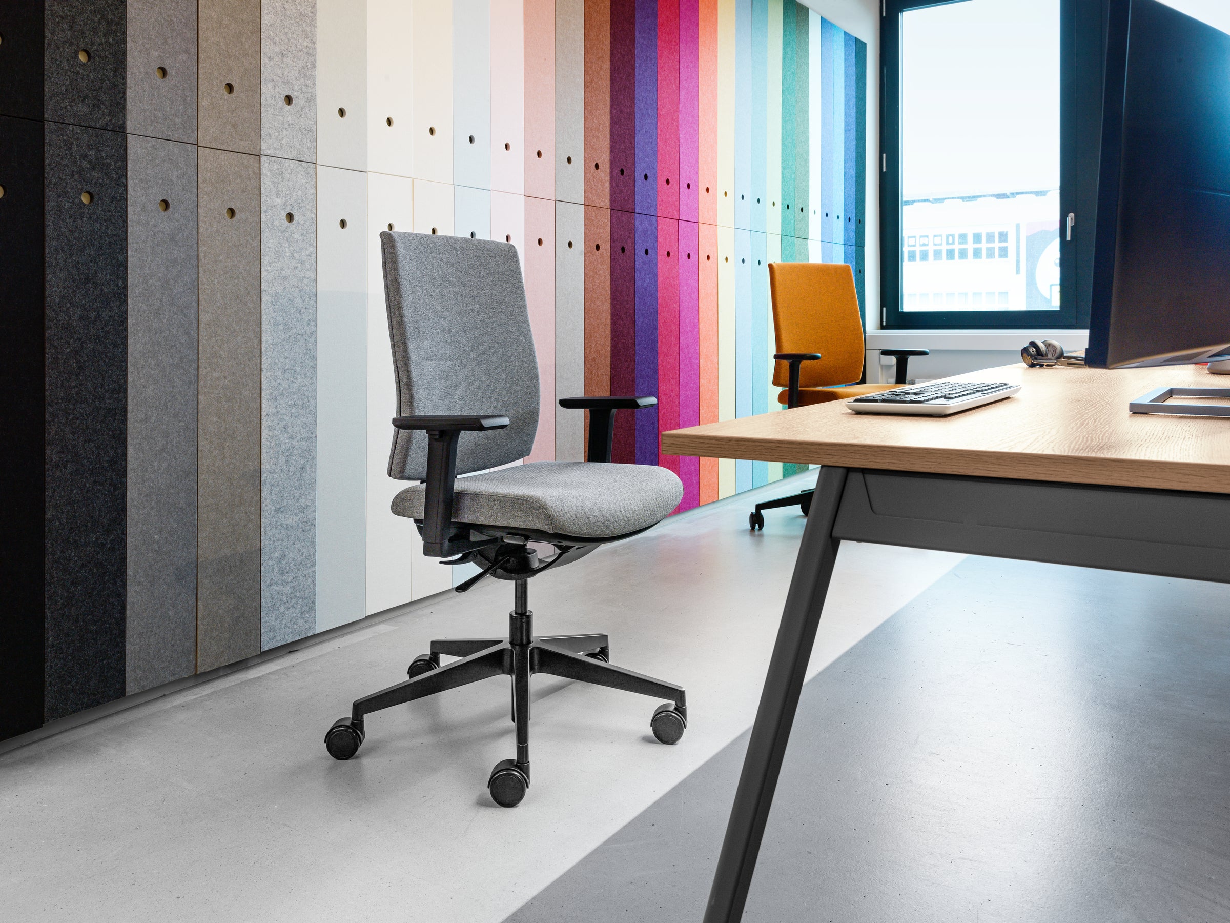 Kyra Flex in Grau/Schwarz präsentiert im Onlineshop von KAQTU Design AG. Bürostuhl mit Armlehne ist von Girsberger
