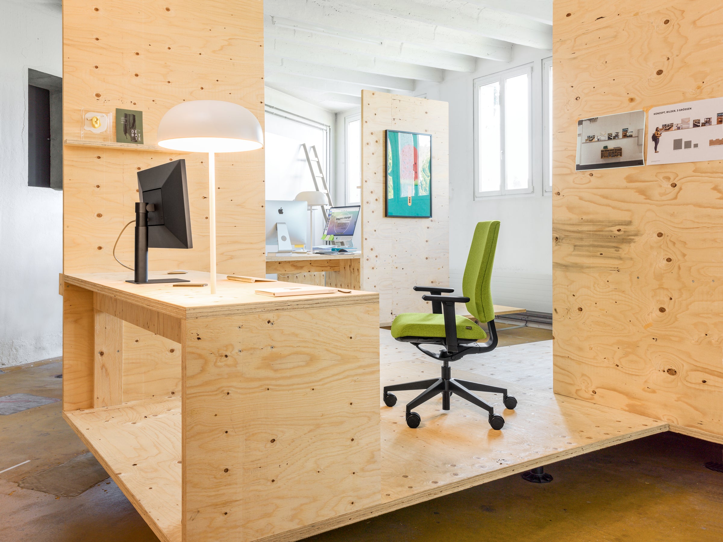 Kyra Flex in Grün/Schwarz präsentiert im Onlineshop von KAQTU Design AG. Bürostuhl mit Armlehne ist von Girsberger
