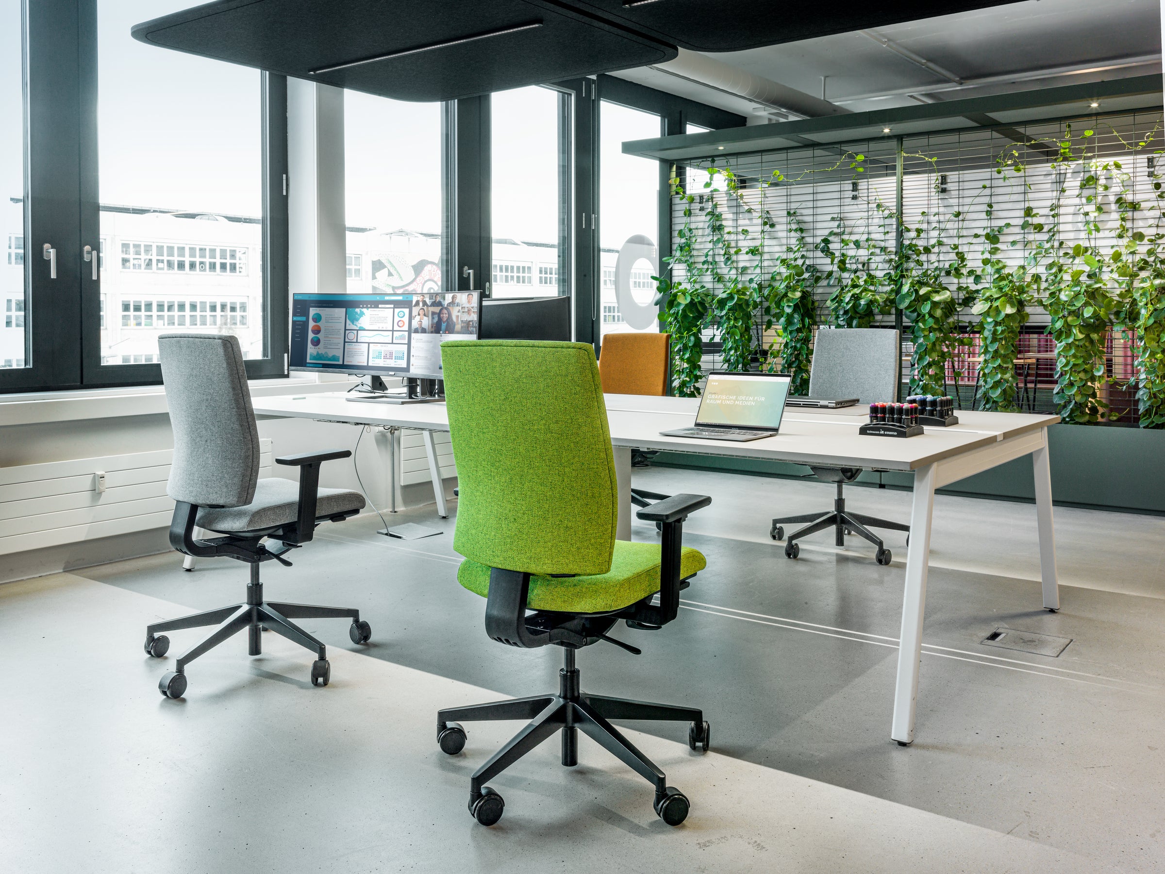 Kyra Flex in Grün/Schwarz präsentiert im Onlineshop von KAQTU Design AG. Bürostuhl mit Armlehne ist von Girsberger