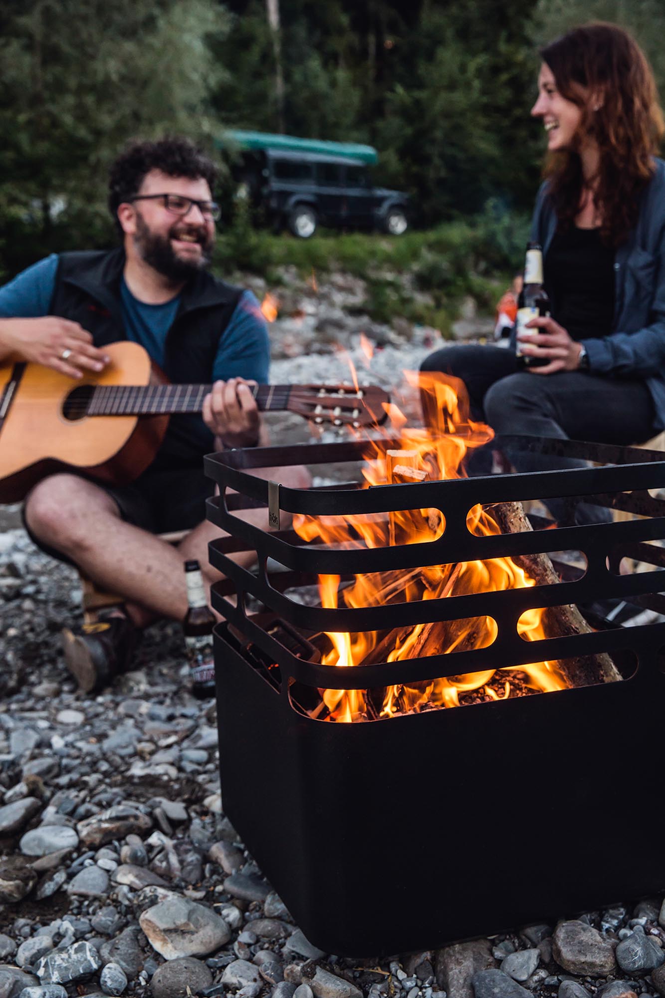 CUBE Feuerkorb schwarz: Modernes Design für gemütliche Abende.