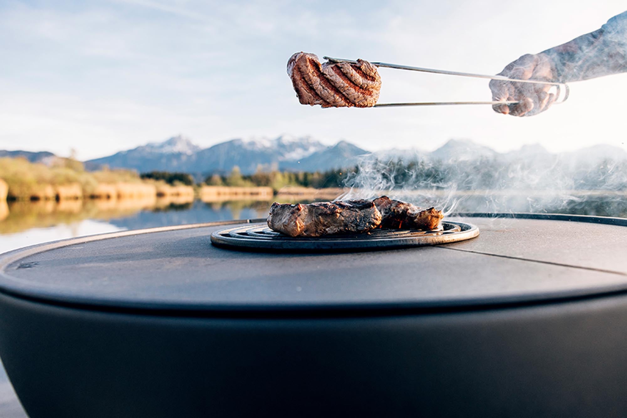 Perfekte Grillstreifen mit dem BOWL 57 Sear Grate von Höfats.