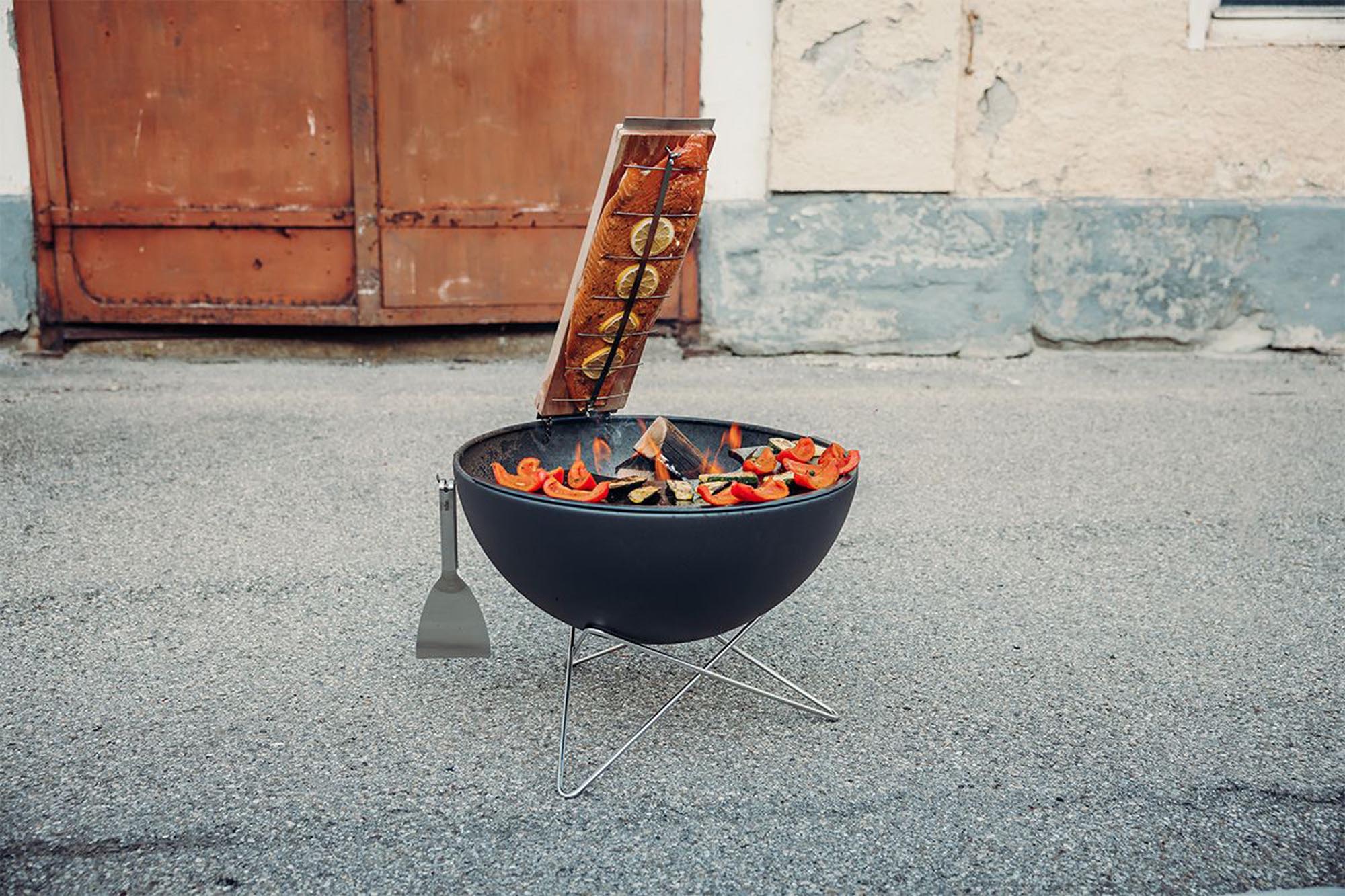 Geniessen Sie authentischen Flammlachs mit dem Höfats Grillbrett.