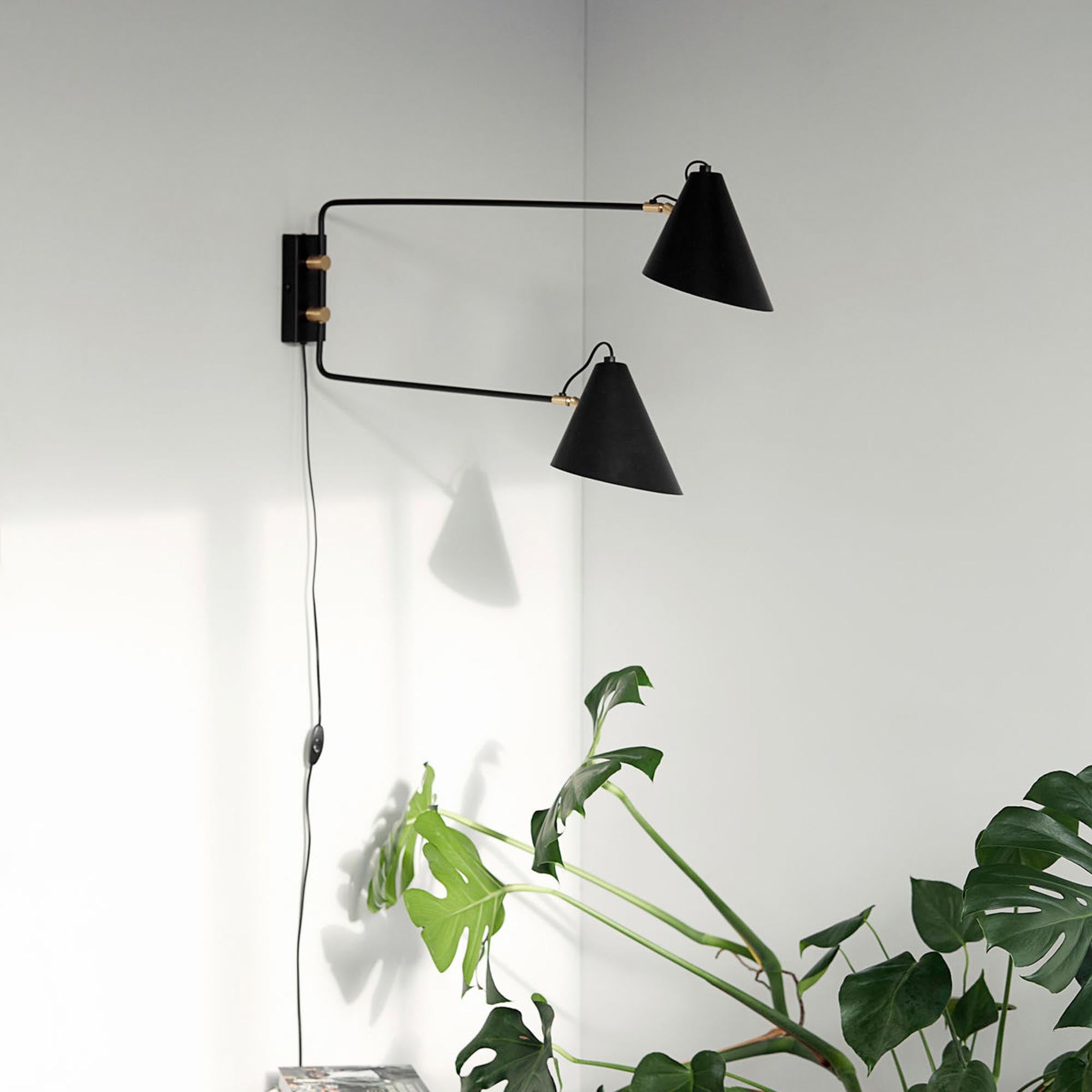 Entdecken Sie die elegante Wandleuchte Club Double von House Doctor. Ihr industrielles Design vereint Funktionalität und Stil, ideal für stimmungsvolle Beleuchtung.