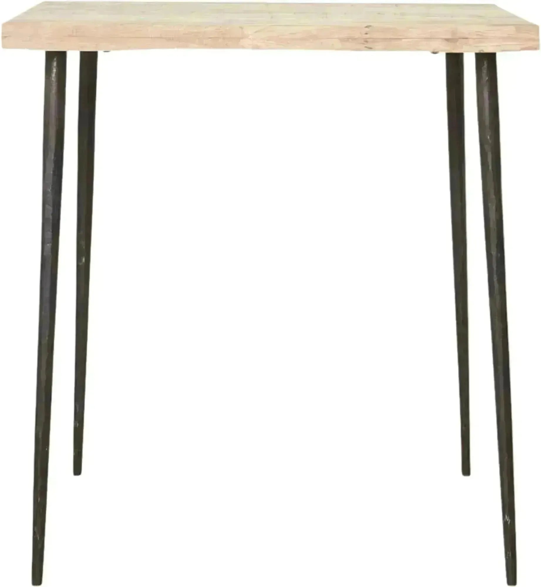 Der "Slated" Esstisch von House Doctor kombiniert rustikales Mangoholz mit industriellen Metallbeinen für einen einzigartigen Look.
