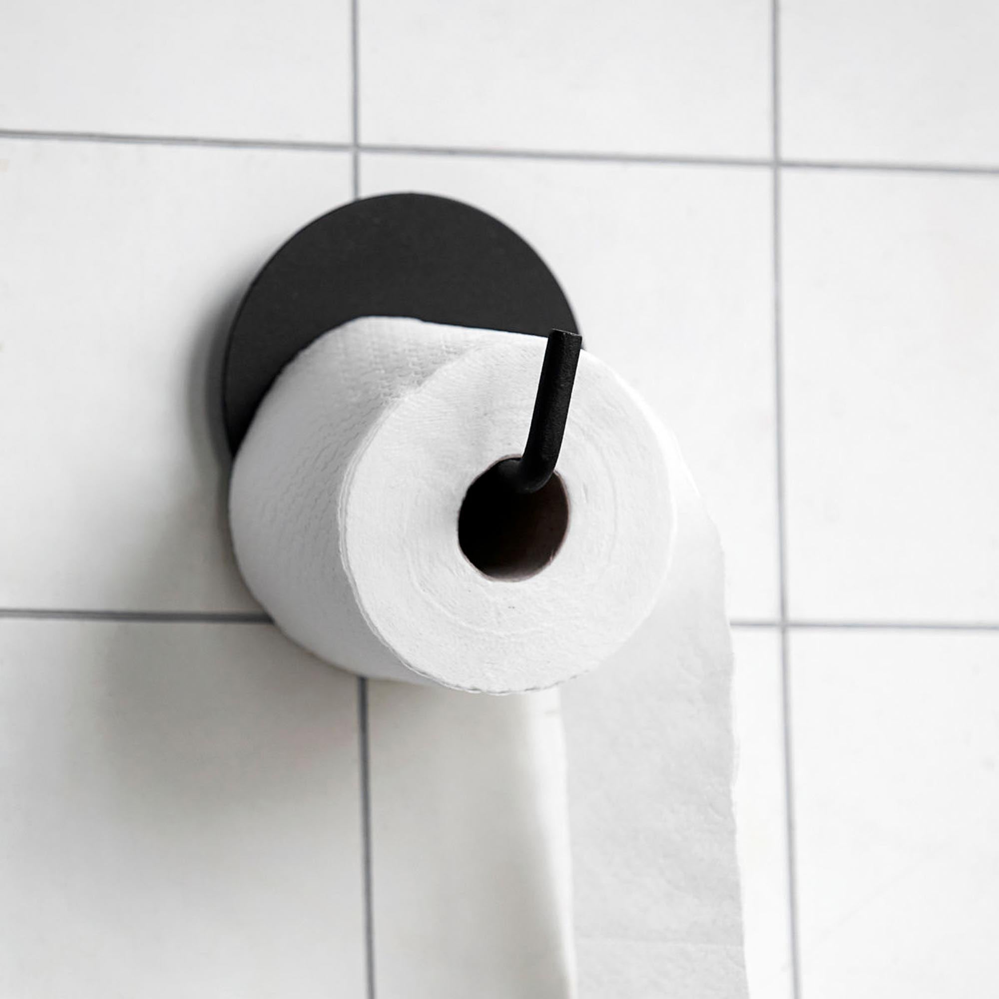 Eleganter Toilettenpapierhalter in Schwarz von House Doctor, ideal für stilvolles Badzubehör. Perfekte Kombination aus Funktionalität und Design.