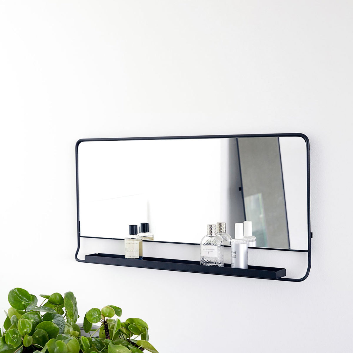 Spiegel mit Ablage, Chic in Schwarz präsentiert im Onlineshop von KAQTU Design AG. Wandspiegel ist von House Doctor