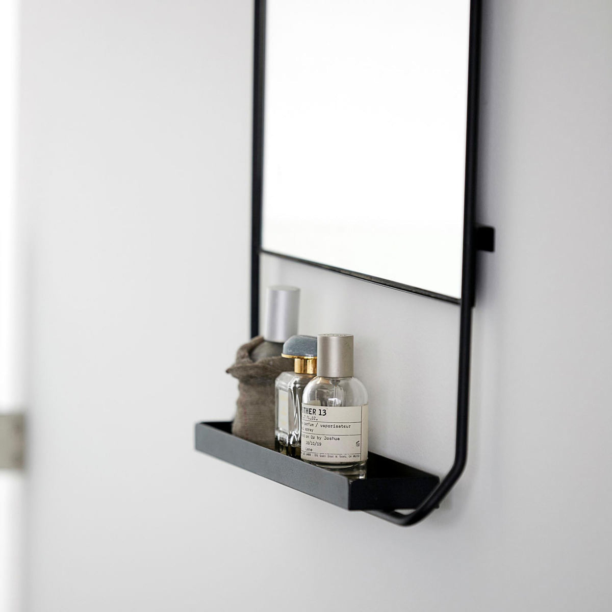 Spiegel mit Ablage, Chic in Schwarz präsentiert im Onlineshop von KAQTU Design AG. Wandspiegel ist von House Doctor