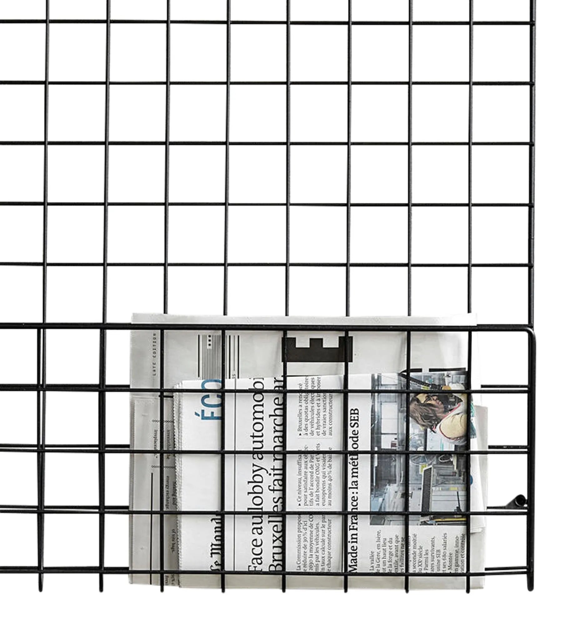 Schwarzes Brett "Mesh" von House Doctor: Stilvolle Pinnwand aus schwarzem Stahl für Postkarten, To-Do-Listen und Fotos.