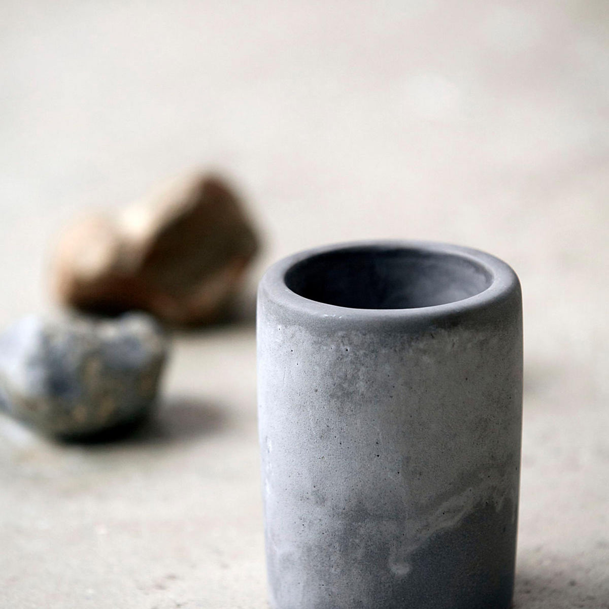 Zahnputzbecher, Cement in Grau präsentiert im Onlineshop von KAQTU Design AG. Zahnbürstenhalter ist von House Doctor