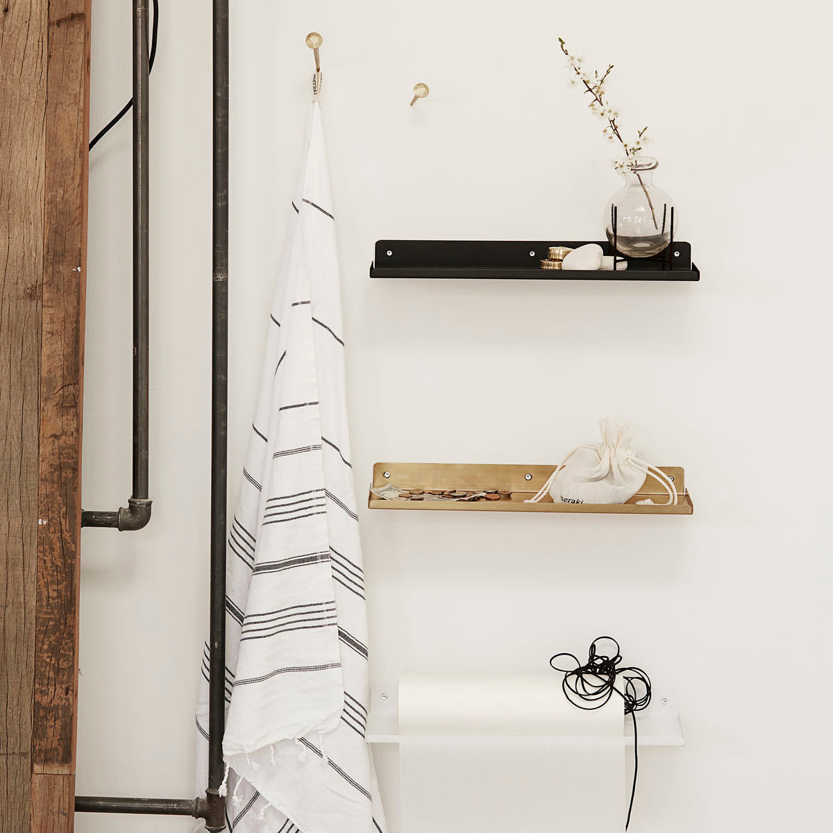 Regal, Ledge in Schwarz präsentiert im Onlineshop von KAQTU Design AG. Wandregal ist von House Doctor