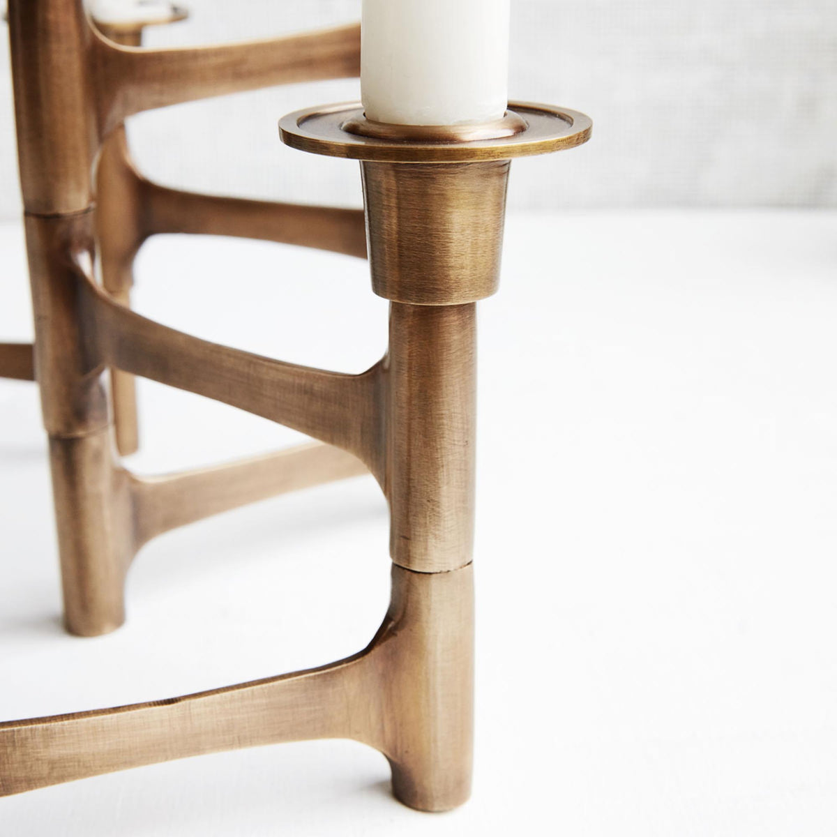 Kerzenständer mit 6 Armen, Move in Messing präsentiert im Onlineshop von KAQTU Design AG. Kerzenständer ist von House Doctor