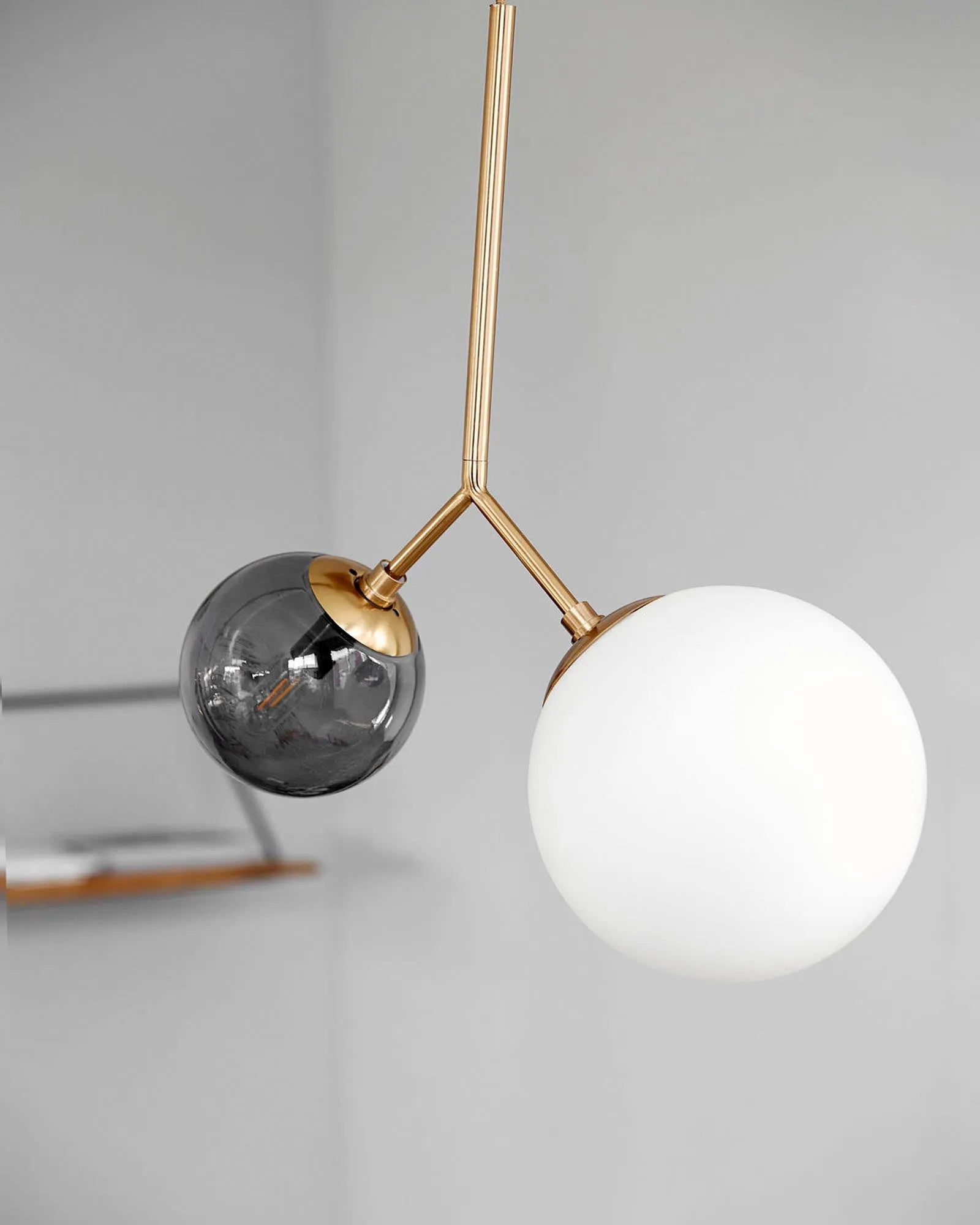 Moderne Twice Lampe von House Doctor mit kontrastierenden Glaskugeln.
