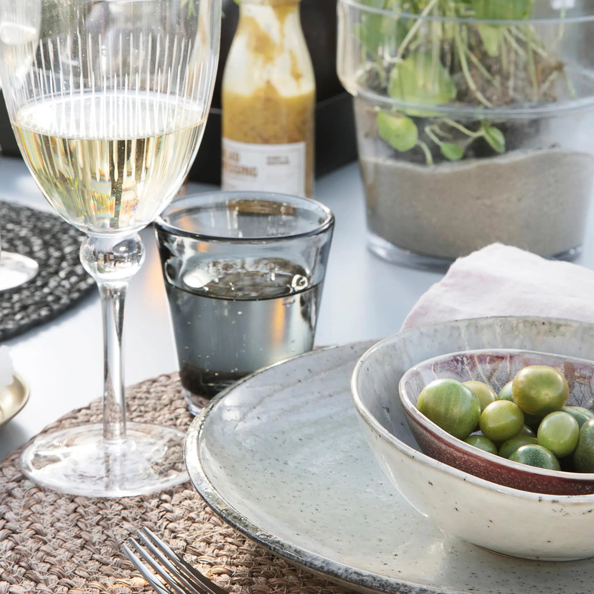 Die Lake-Schüssel von House Doctor: robustes Steinzeug in frischem Grün, ideal für Salate und Pasta, mit rustikalem, handgefertigtem Charme.