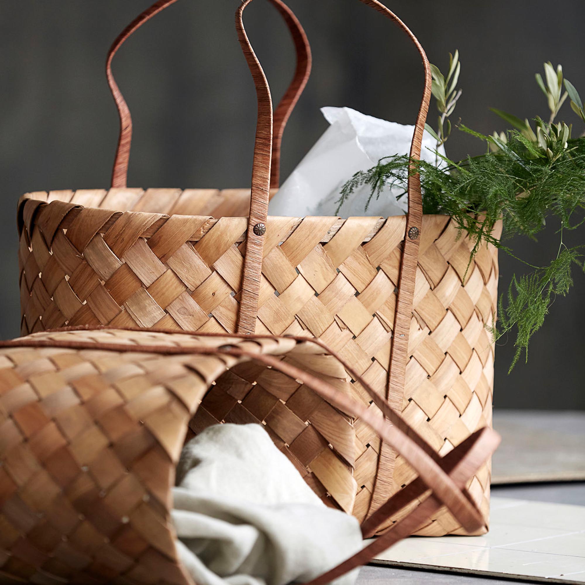 Entdecken Sie die stilvolle "Beach" Tasche von House Doctor, gefertigt aus Kiefernholz und Papier. Perfekt für Strandtage und in zwei Größen erhältlich.