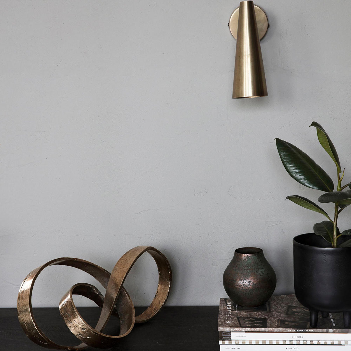 Skulptur, Nauji in Messing-finish präsentiert im Onlineshop von KAQTU Design AG. Kunstgegenstände ist von House Doctor