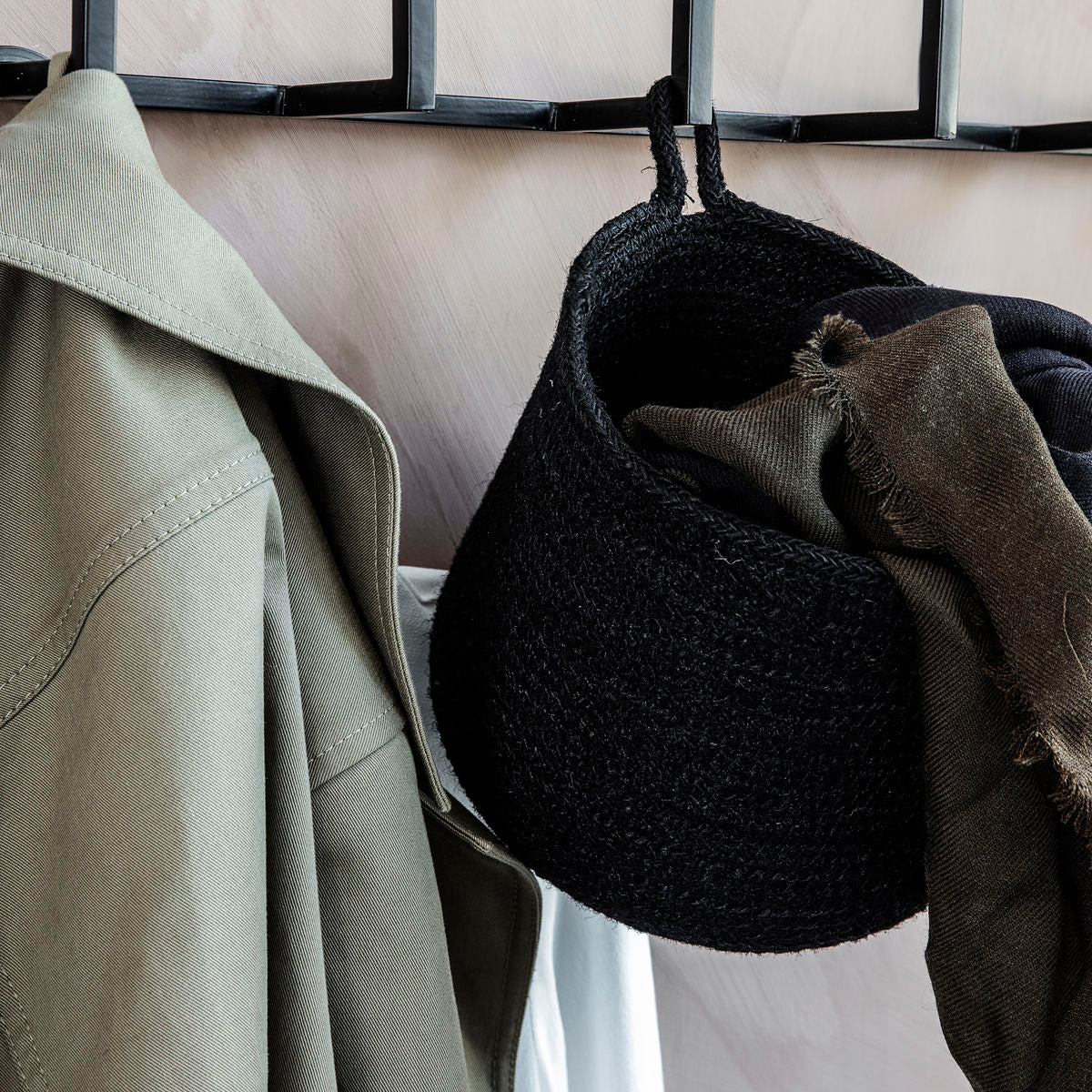 Korb, Hang in Schwarz präsentiert im Onlineshop von KAQTU Design AG. Aufbewahrungskorb ist von House Doctor
