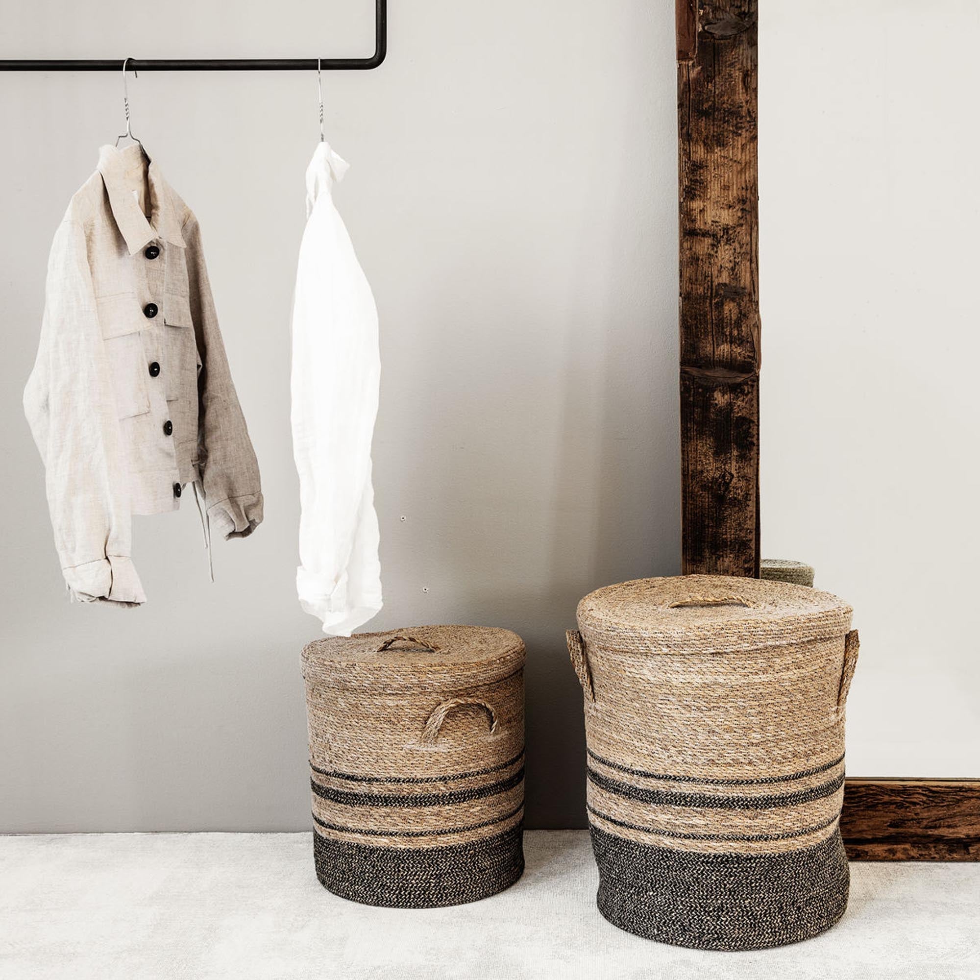 Elegante Körbe aus Seegras und Jute, ideal für diskrete Wäscheaufbewahrung.