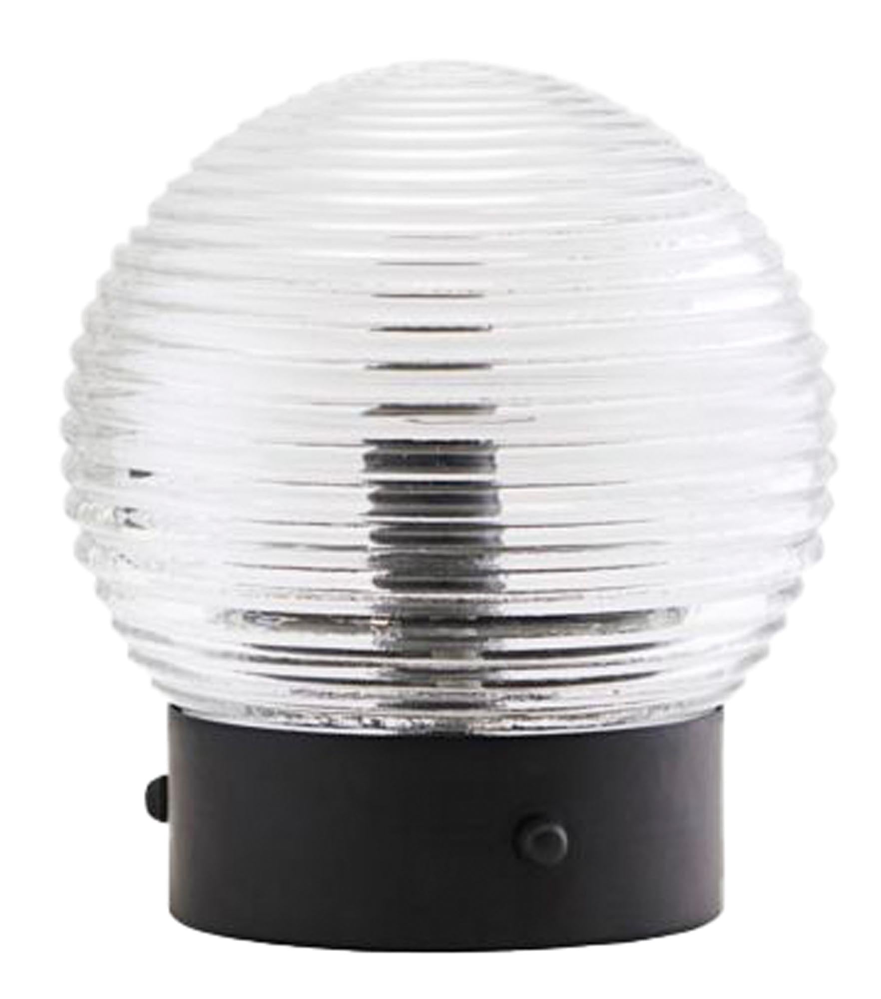 Die Daia Lampe von House Doctor aus transparentem Glas besticht durch ihr skulpturales Design. Ideal als Tisch- oder Wandleuchte, bringt sie Wärme und Stil in jeden Raum. E14-Glühbirne separat erhältlich.