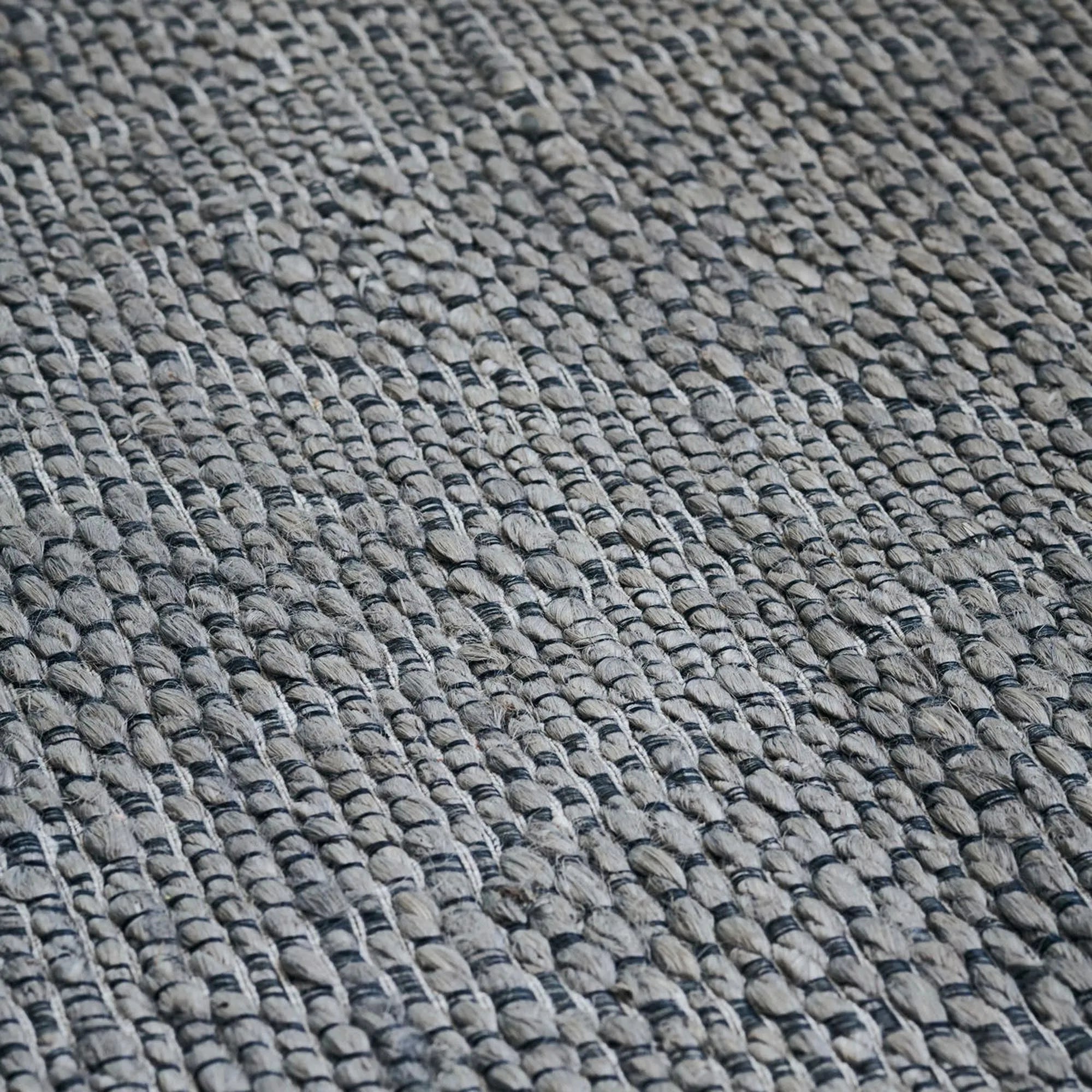 Eleganter Teppich Mara von House Doctor mit geometrischem Muster.