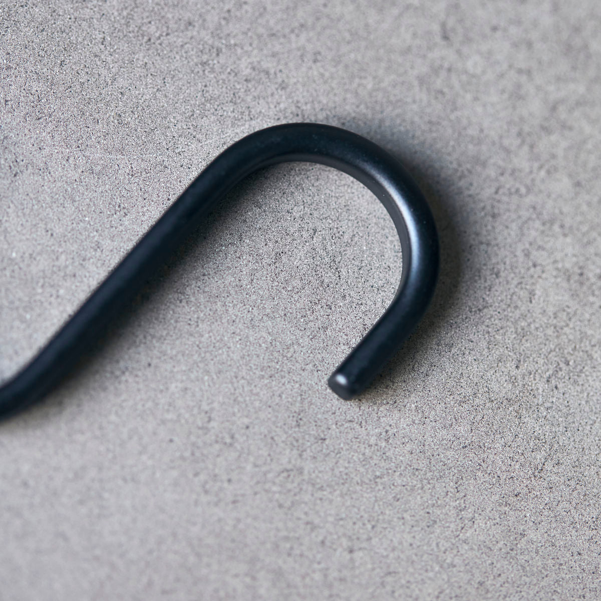 Haken, Snap in Schwarz präsentiert im Onlineshop von KAQTU Design AG. Kleiderhaken ist von House Doctor