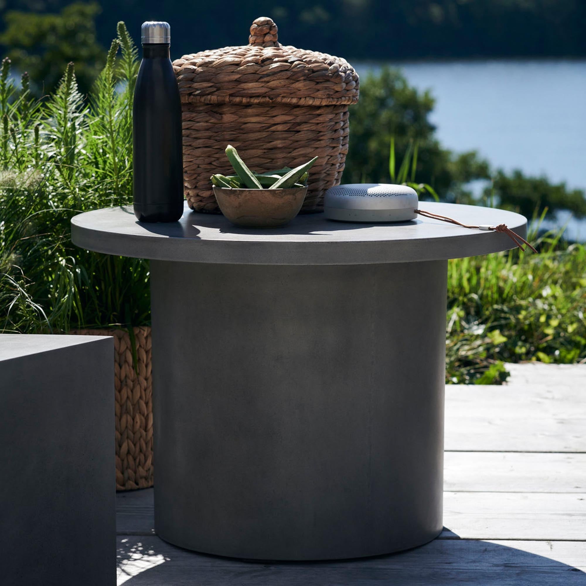 Robuster Stone Tisch von House Doctor für urbanes Wohndesign.