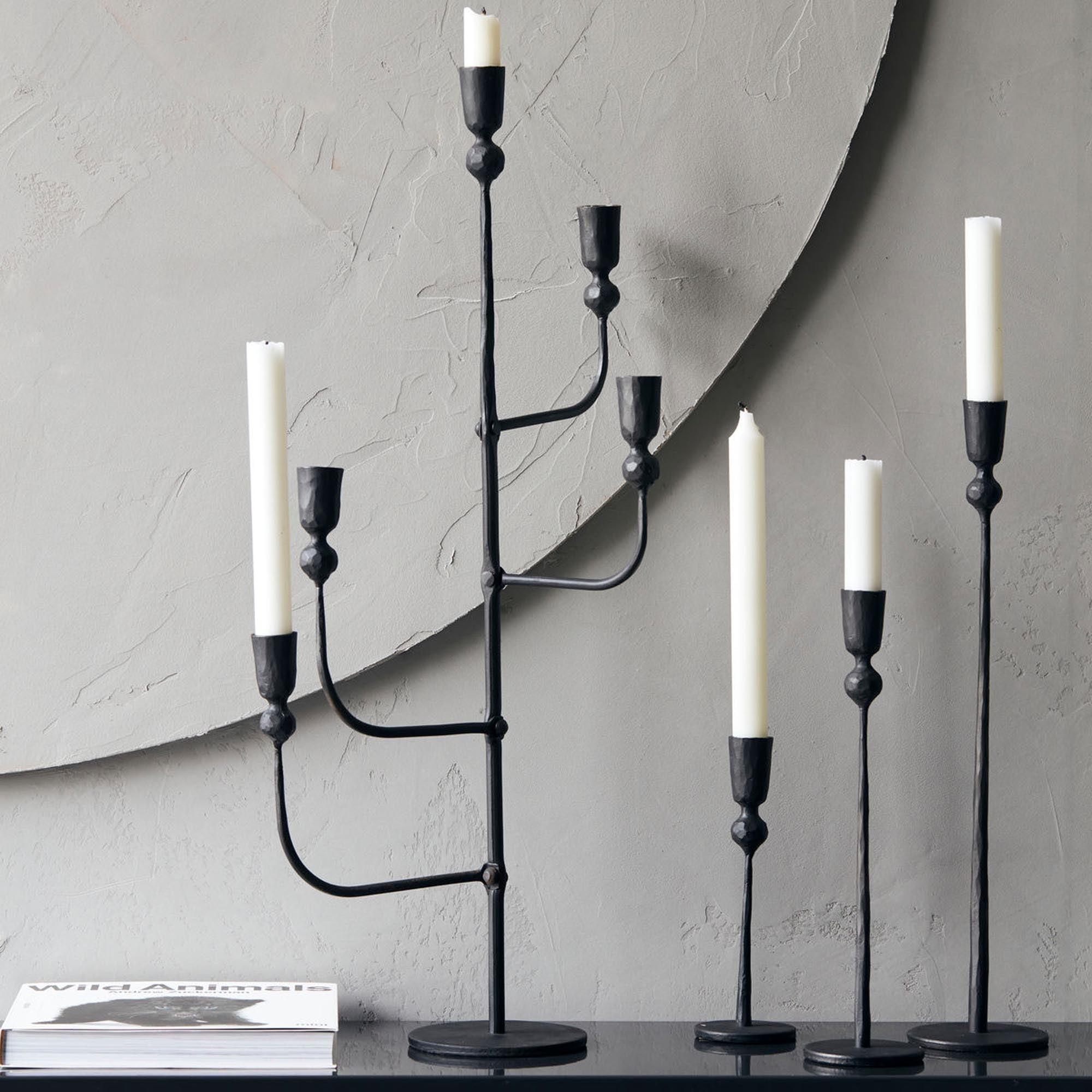 Eleganter Kerzenständer Trivo von House Doctor, stilvoll in einem warmen Licht inszeniert, ideal für zeitgemäße Wohnräume.