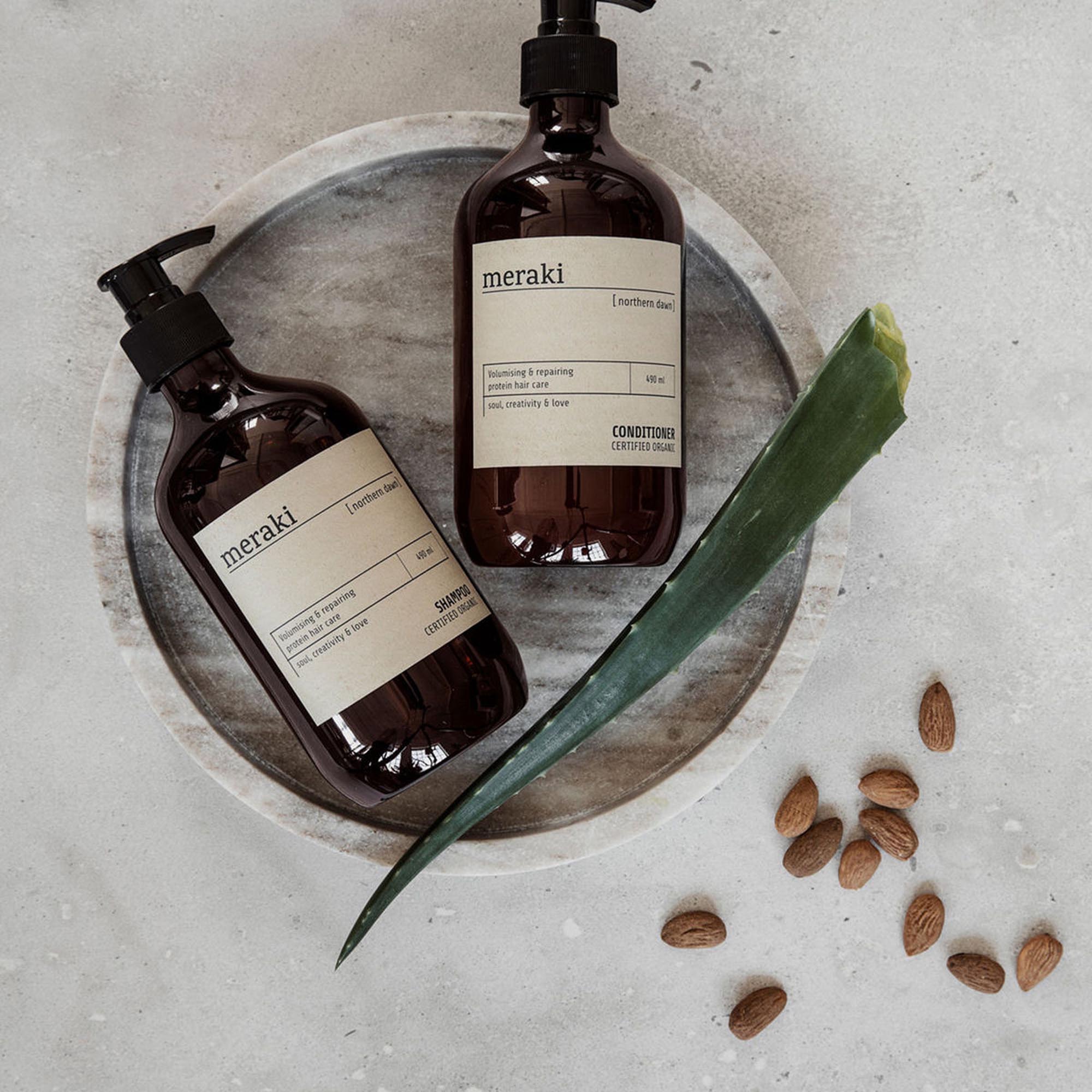 Sanfte Reinigung mit Meraki Body Wash, inspiriert von Nordlichtern.