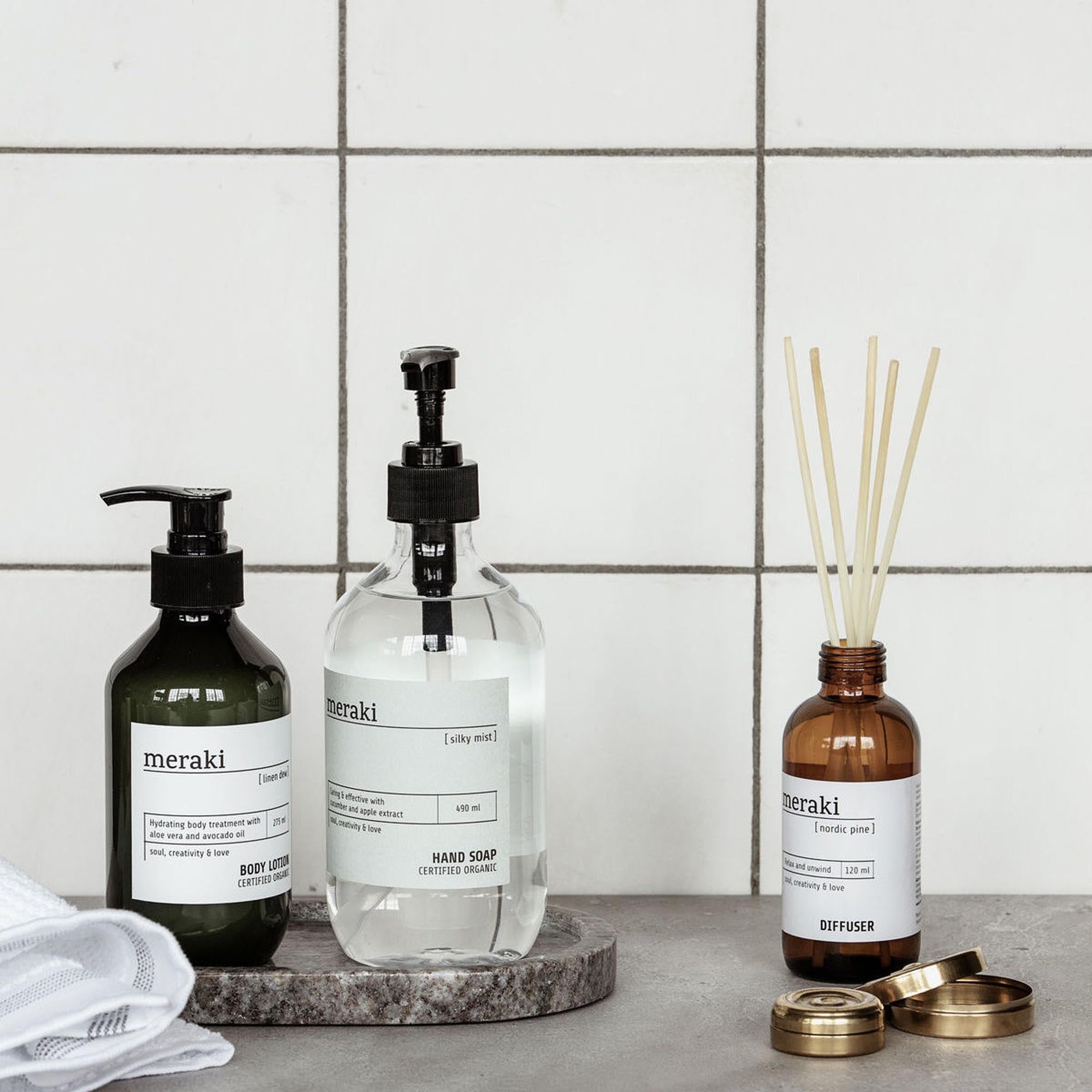 Verwöhnen Sie Ihre Haut mit Merakis luxuriöser Silky Mist Lotion.