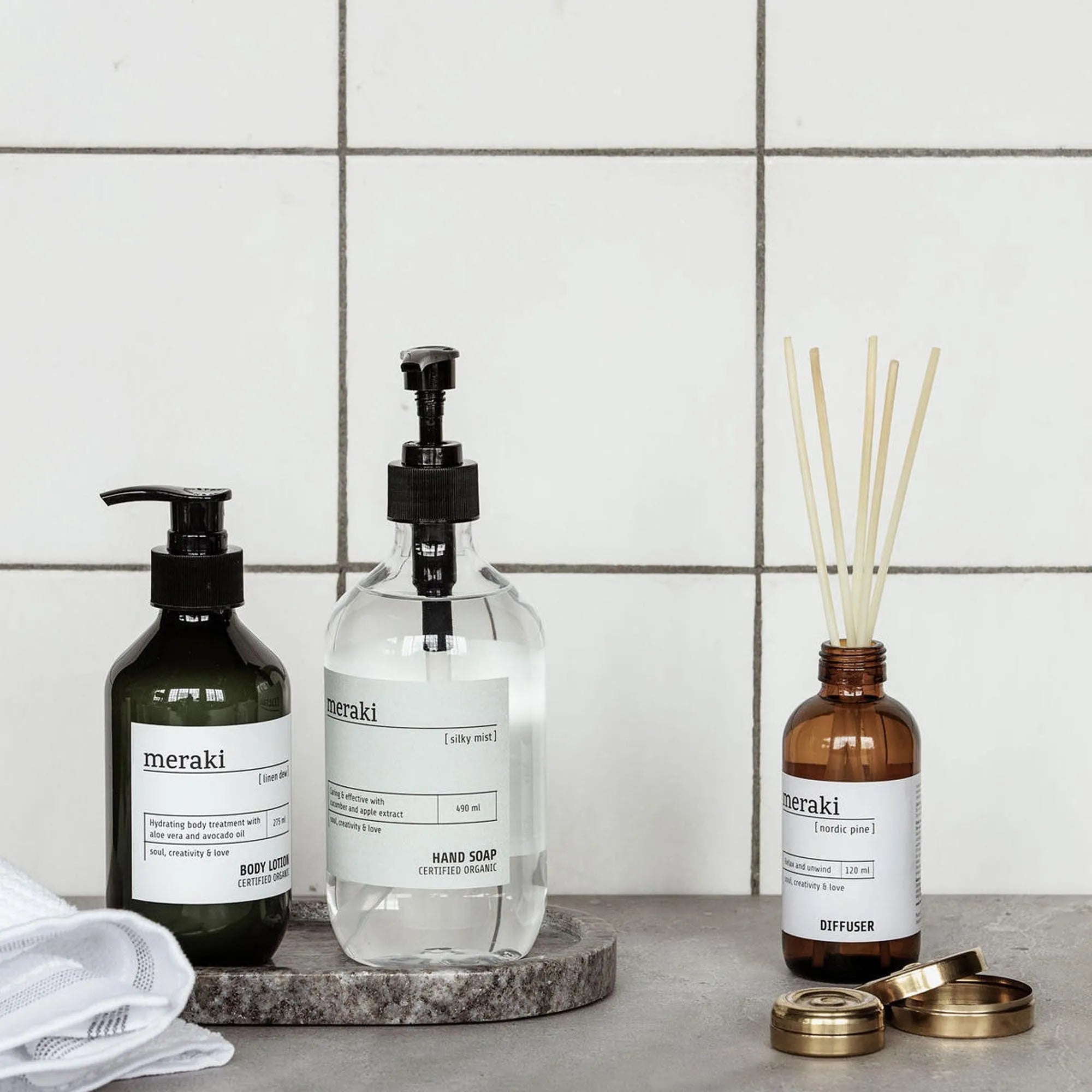 Verwöhnen Sie Ihre Haut mit Merakis luxuriöser Silky Mist Lotion.