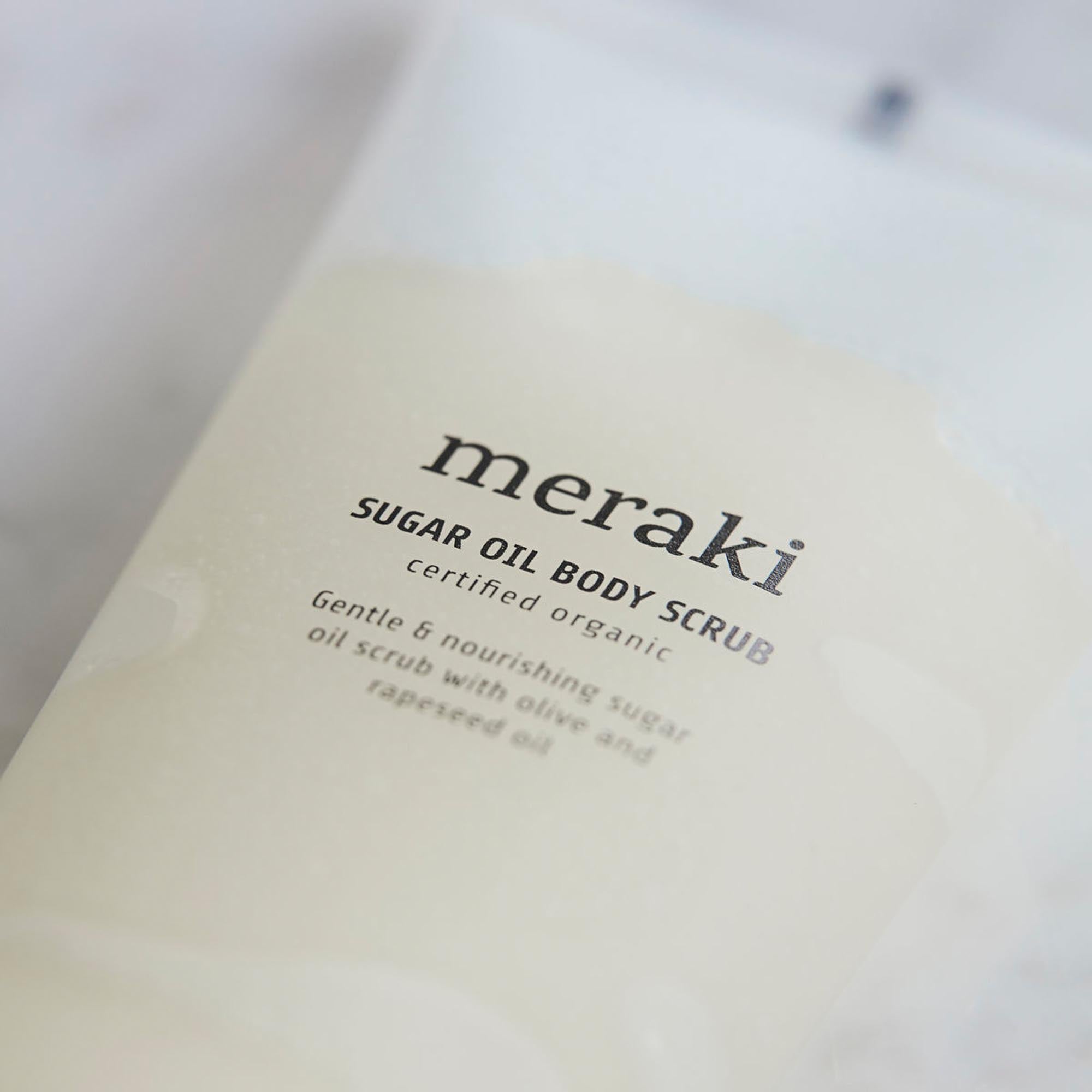 Verwöhnen Sie Ihre Haut mit Merakis revitalisierendem Zucker-Öl-Peeling.