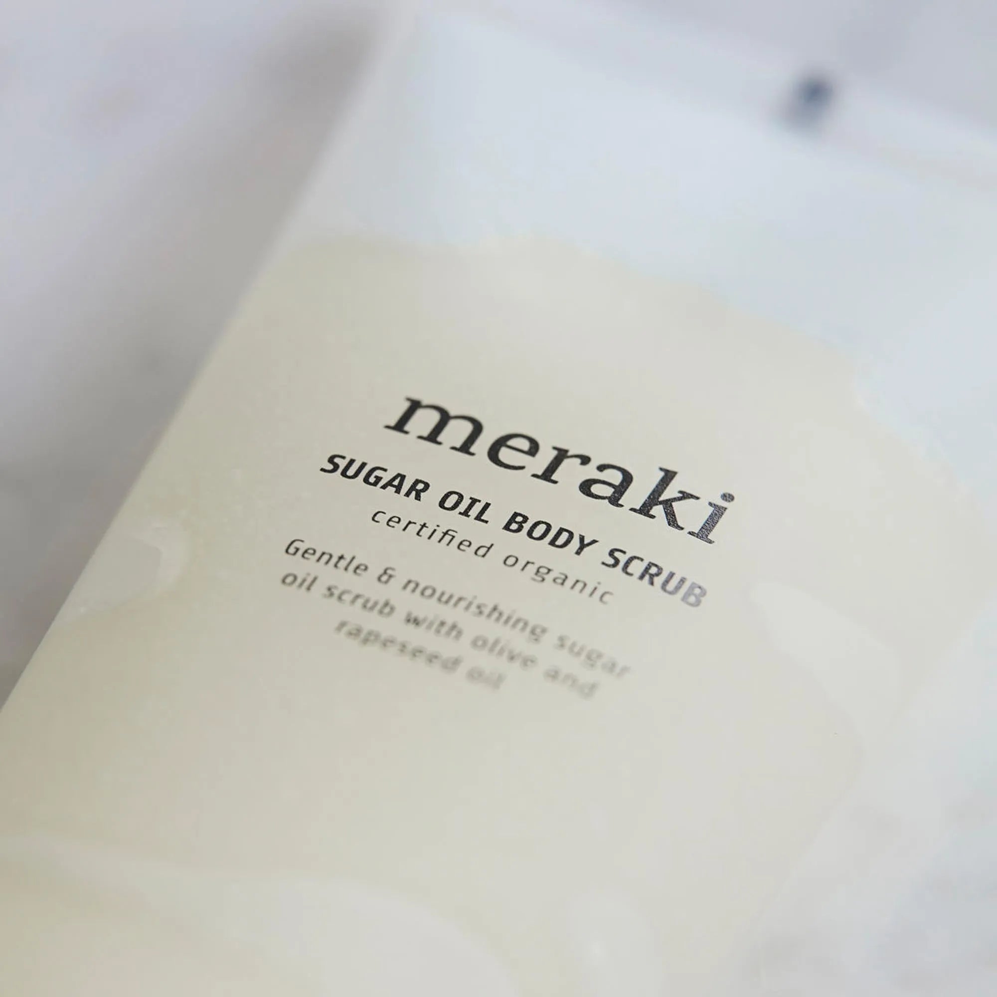 Verwöhnen Sie Ihre Haut mit Merakis revitalisierendem Zucker-Öl-Peeling.