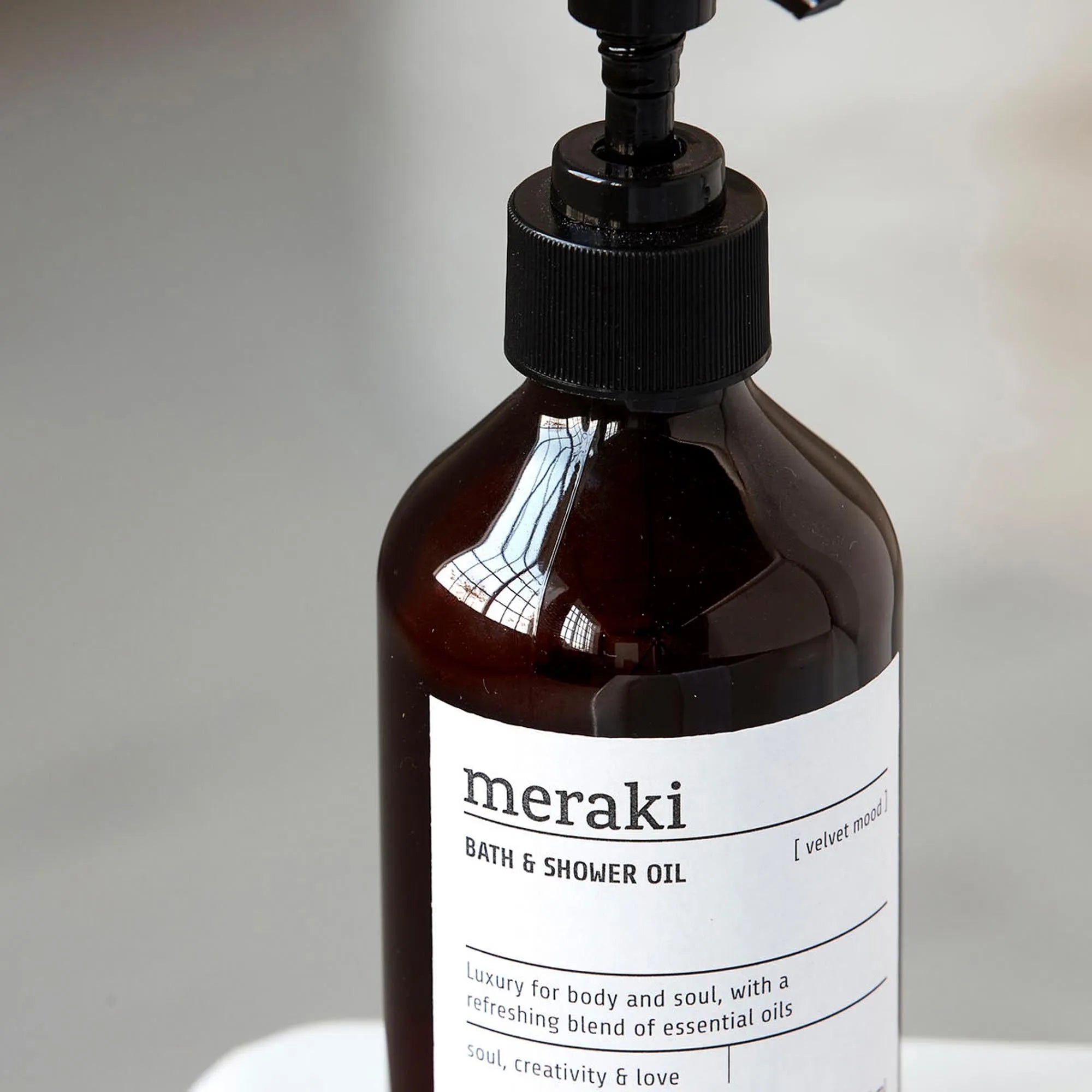 Verwöhnen Sie Ihre Haut mit Merakis samtigem Bath & Shower Öl.