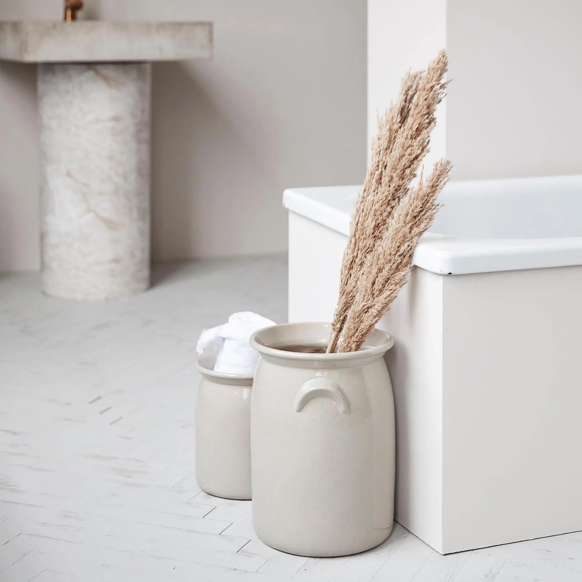 Steingutgefäß Shellish Grey von Meraki: Zeitloses Design für Ihr Zuhause.