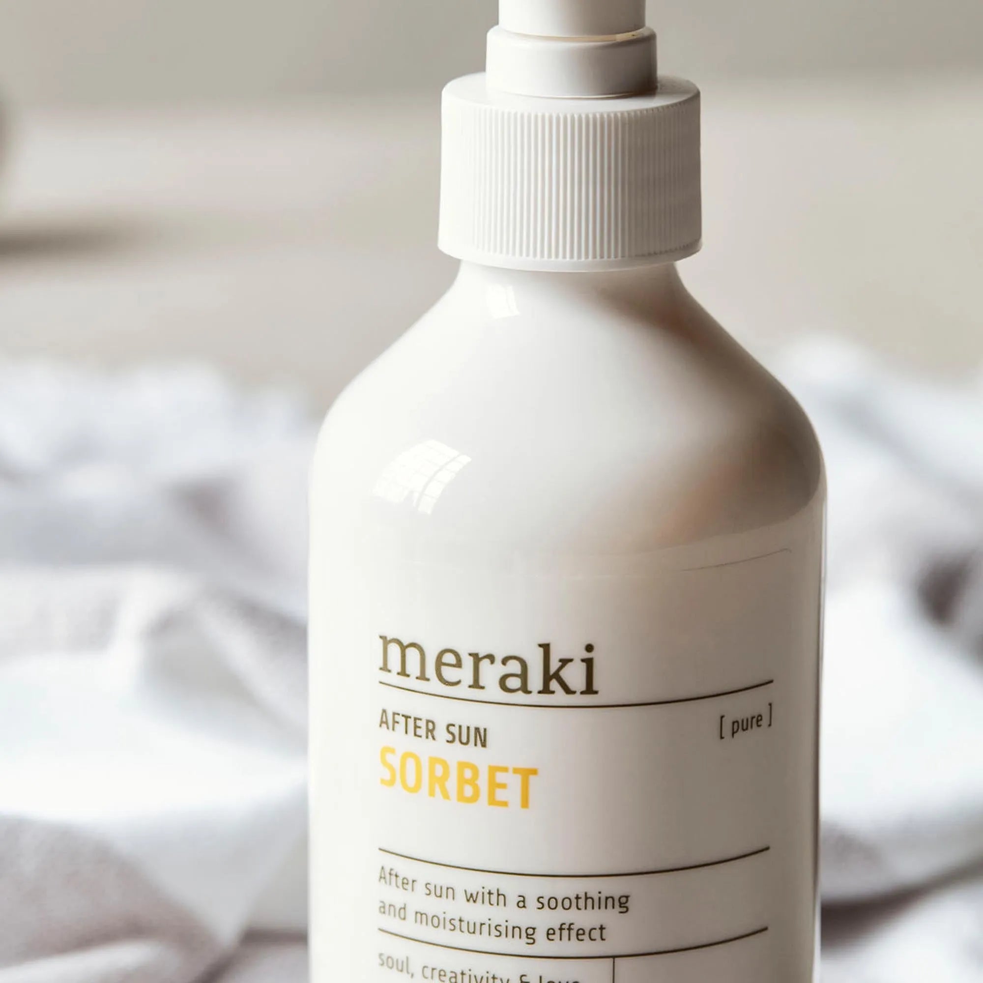 Kühlendes After Sun Sorbet von Meraki für revitalisierte Haut.