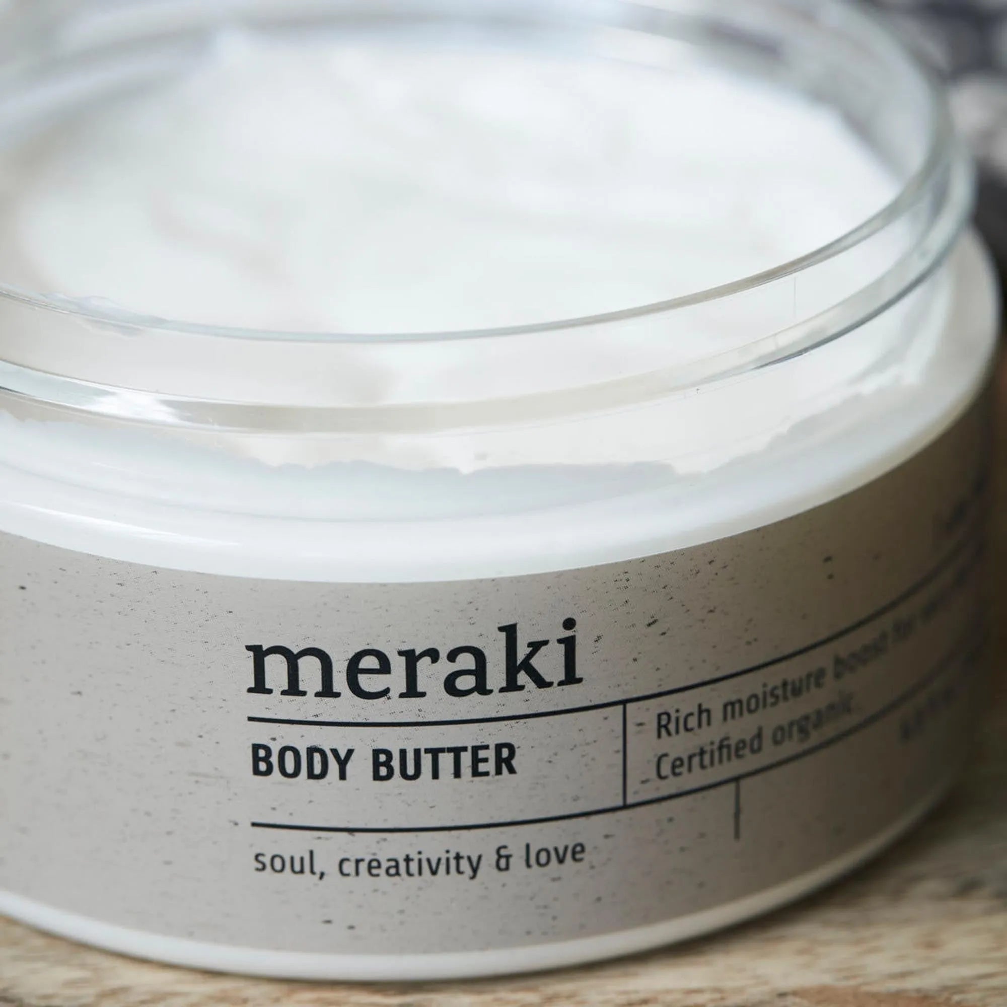 Meraki Silky Mist: Luxuriöse Pflege für geschmeidige Haut.