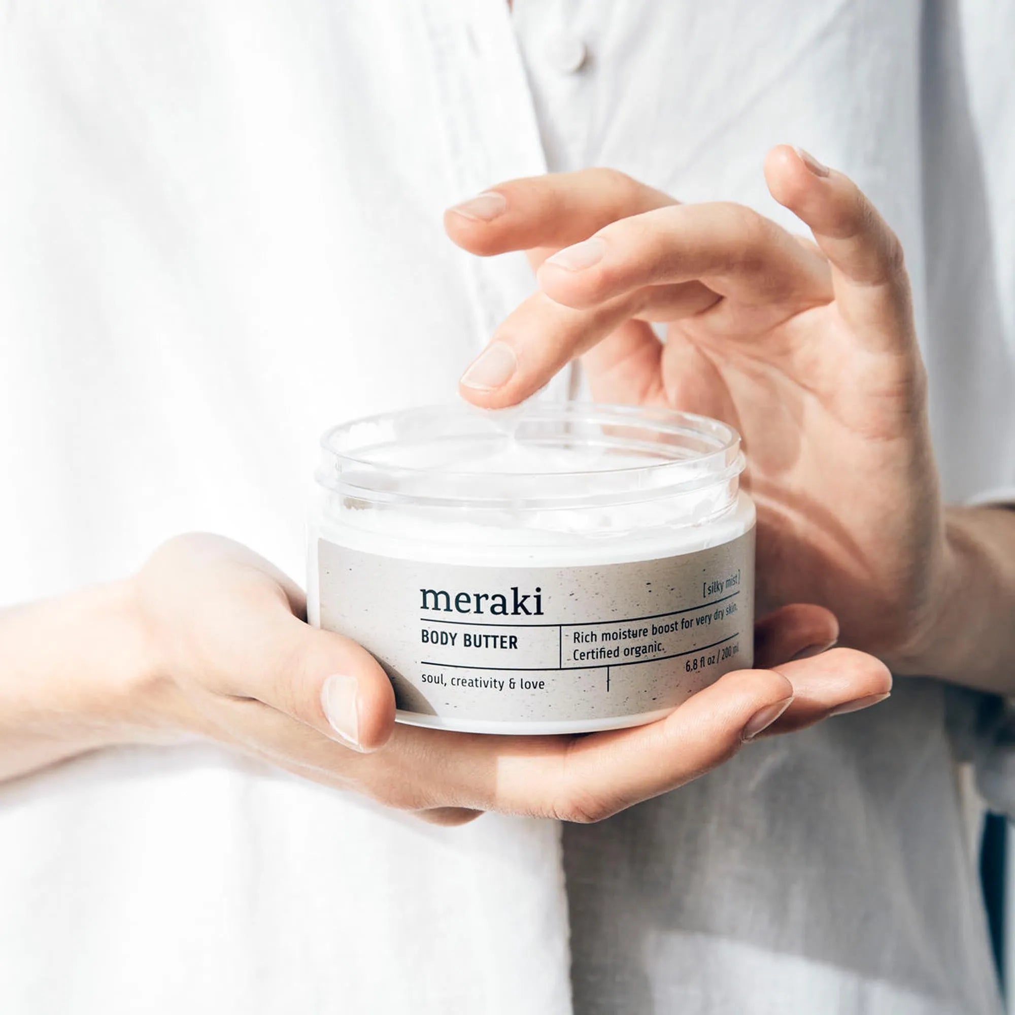 Verwöhnen Sie Ihre Haut mit Merakis Silky Mist Body Butter.