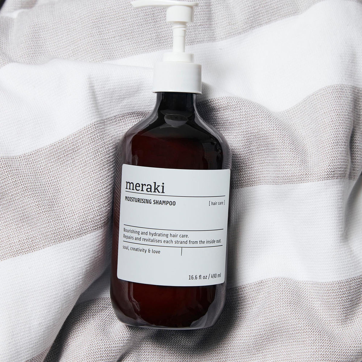 Moisturising shampoo in Braun präsentiert im Onlineshop von KAQTU Design AG. Duschmittel + Shampoo ist von Meraki