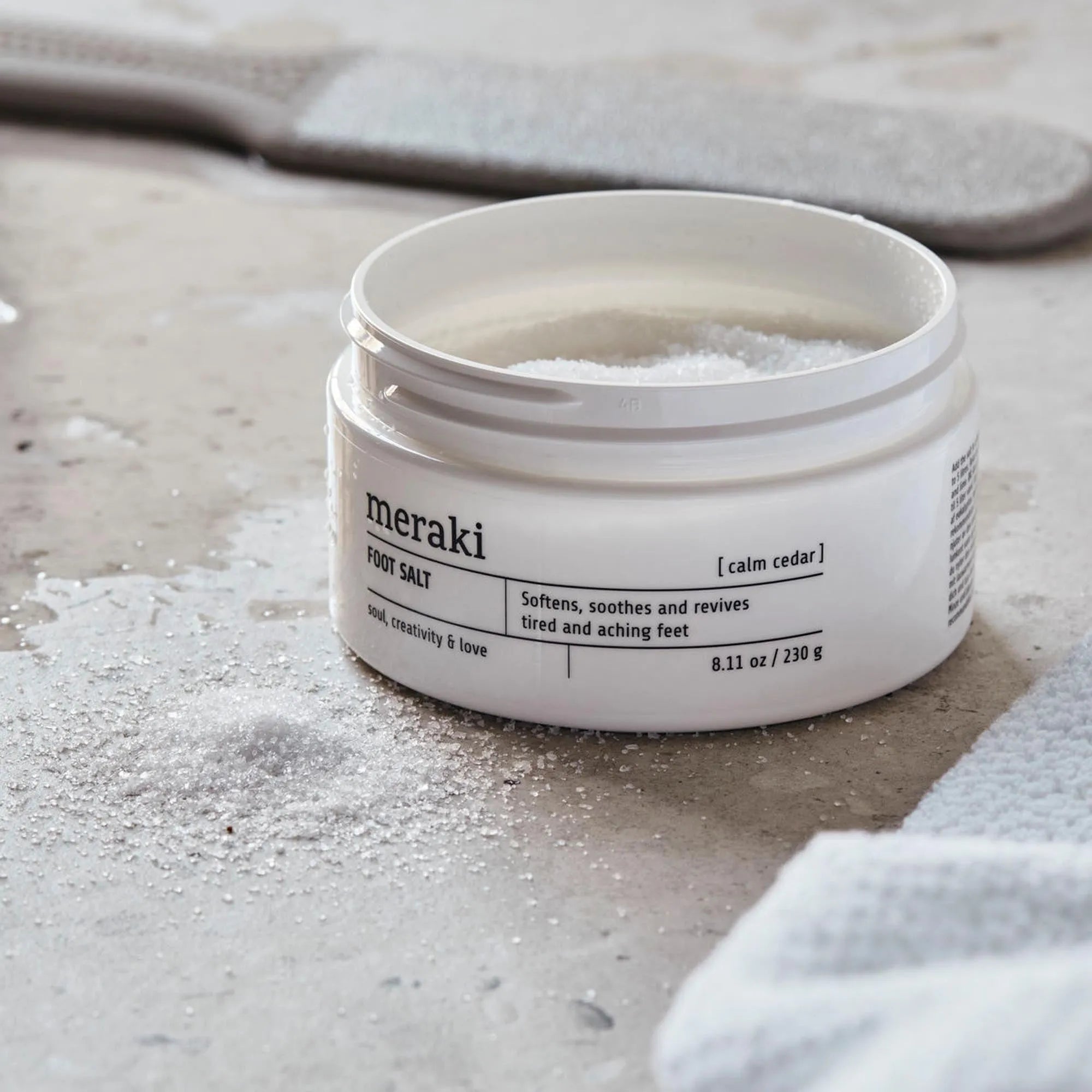 Beruhigendes Meraki Fußsalz mit Zedernholzduft für Wellness-Momente.