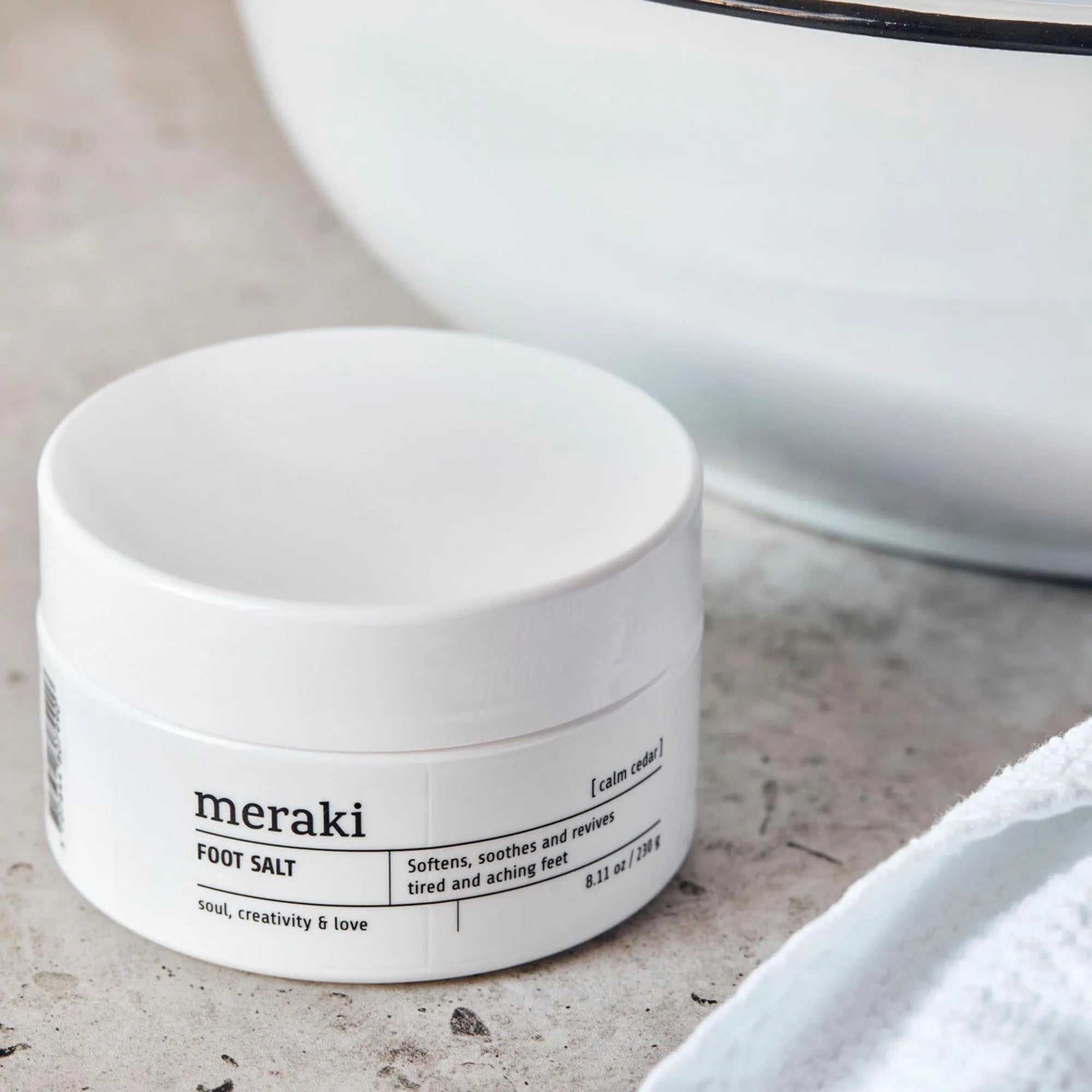 Meraki Fußsalz Calm Cedar: Zedernholz für entspannende Fußpflege.