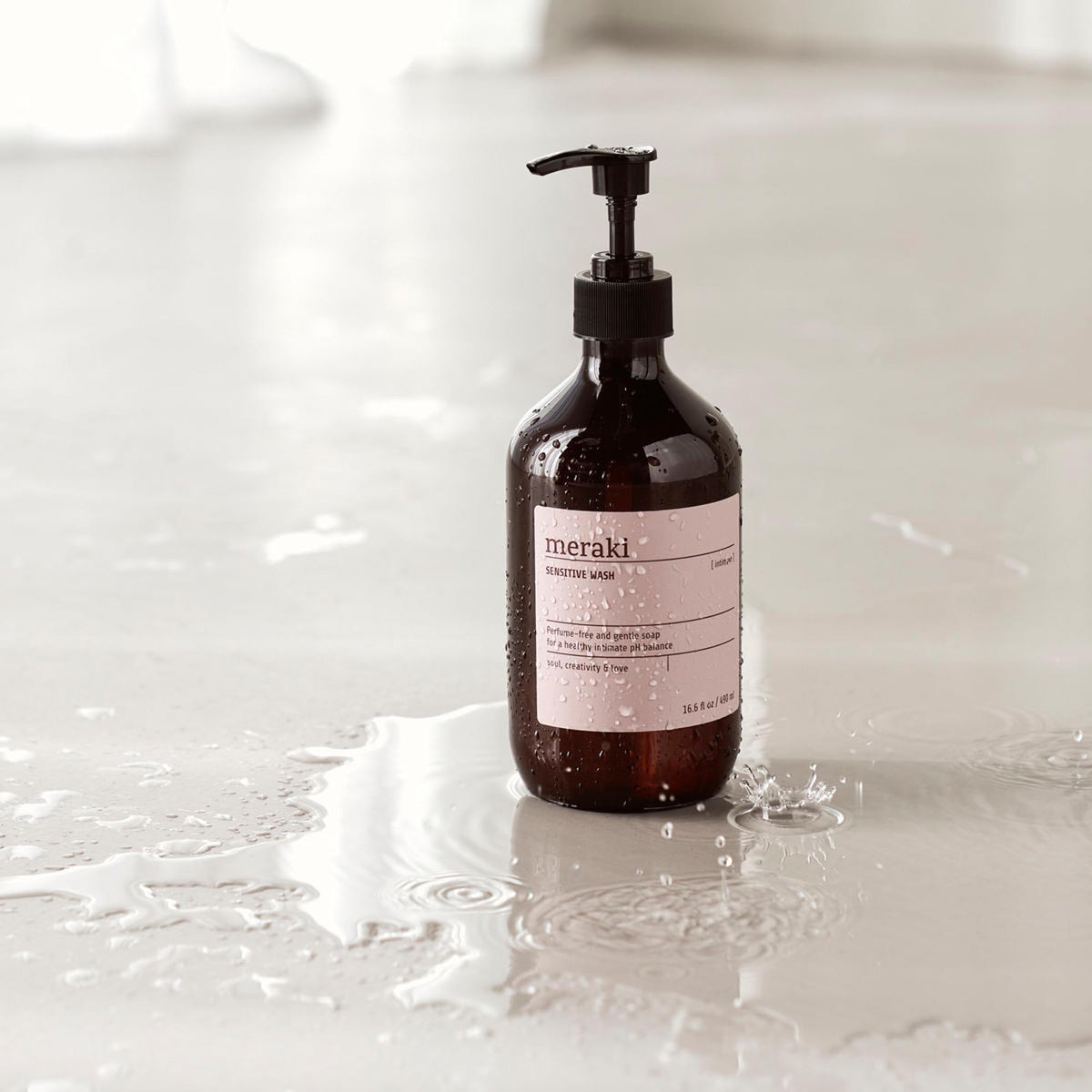 Sensitive wash, Intimate in Braun präsentiert im Onlineshop von KAQTU Design AG. Duschmittel + Shampoo ist von Meraki