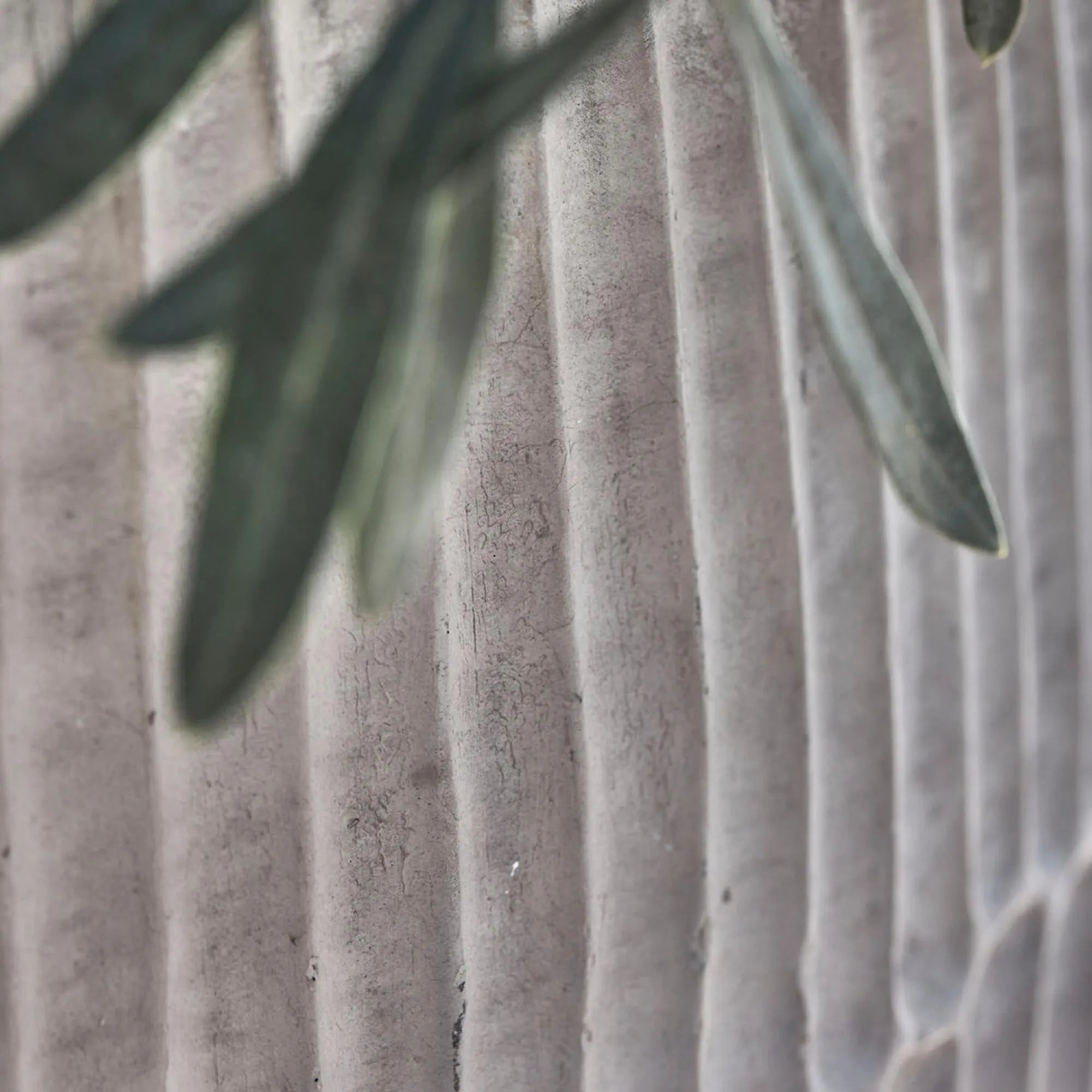 Moderner Blumentopf HDBrave in Grau von House Doctor, zeitlos elegant.
