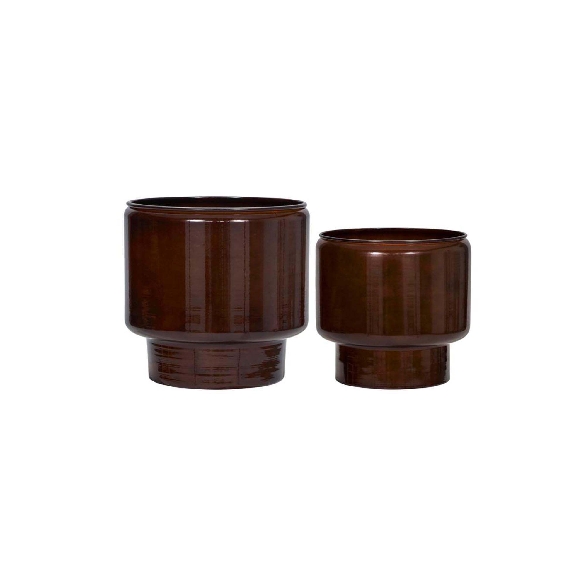 Eleganter, brauner Blumentopf von House Doctor: robust, umweltfreundlich, mit glänzendem Finish und Wasserablauflöchern.