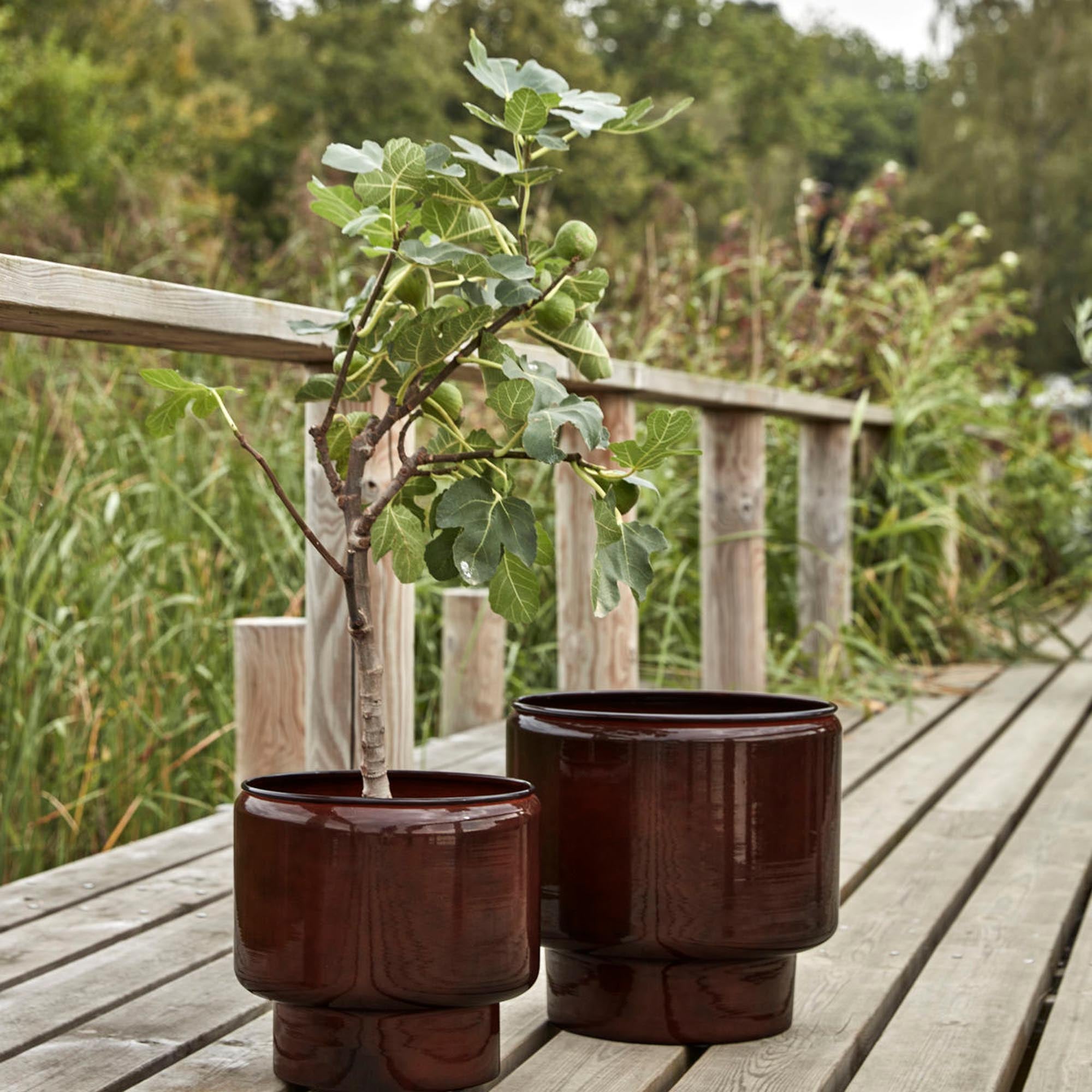Stilvoller Blumentopf von House Doctor: Dunkelbraun, glänzend, aus recyceltem Stahl, ideal für drinnen und draußen.