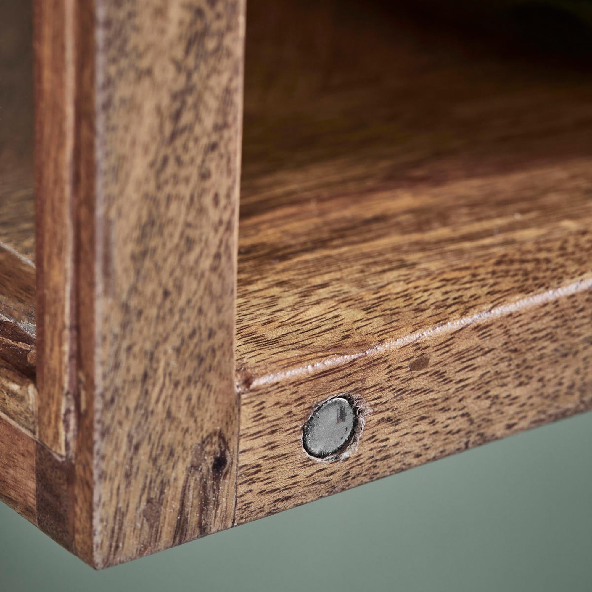 Eleganter House Doctor Schrank aus Mangoholz, naturbelassen.